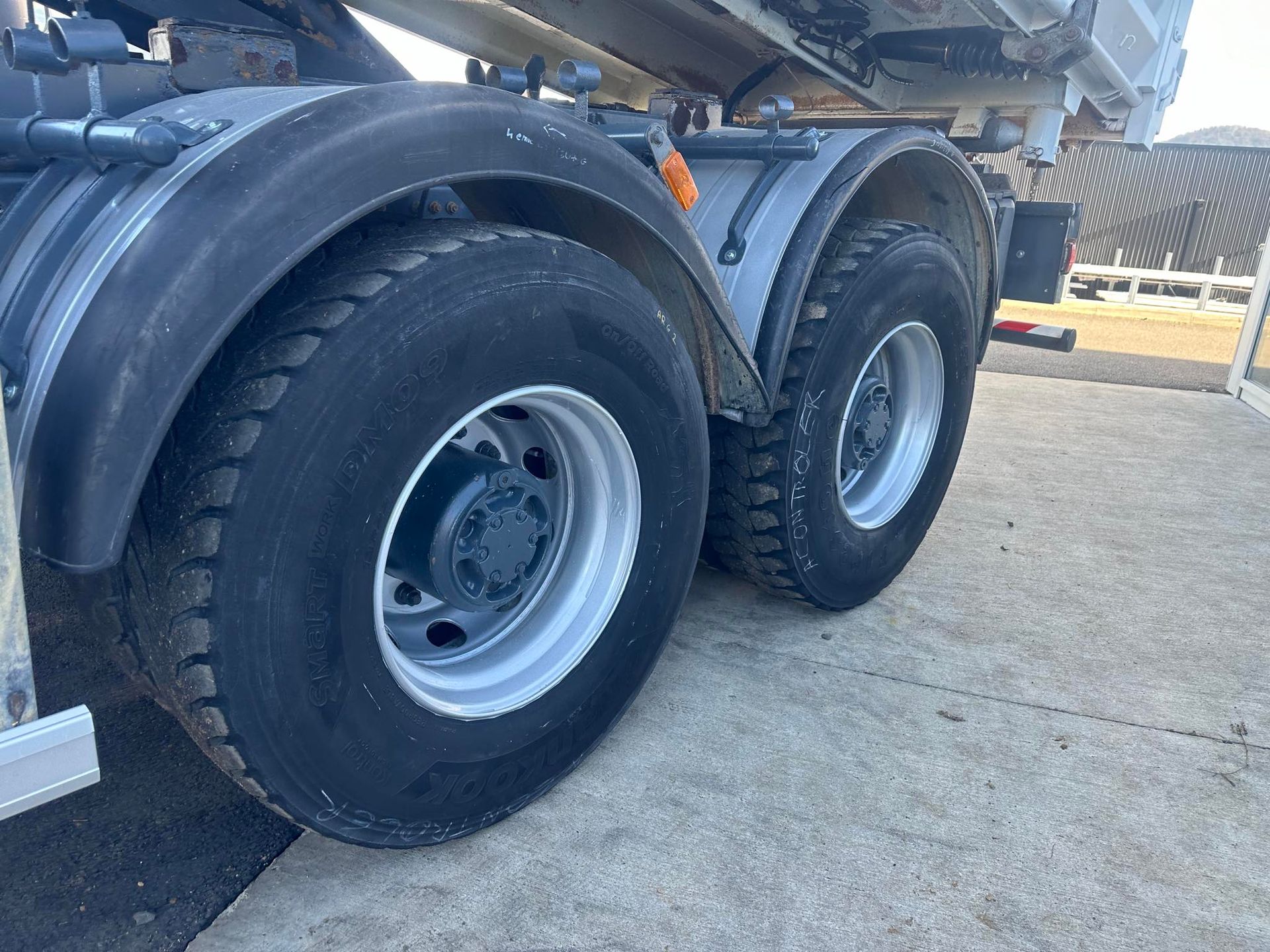 Camion RENAULT 430 benne + grue avec poste haut Fassi F135