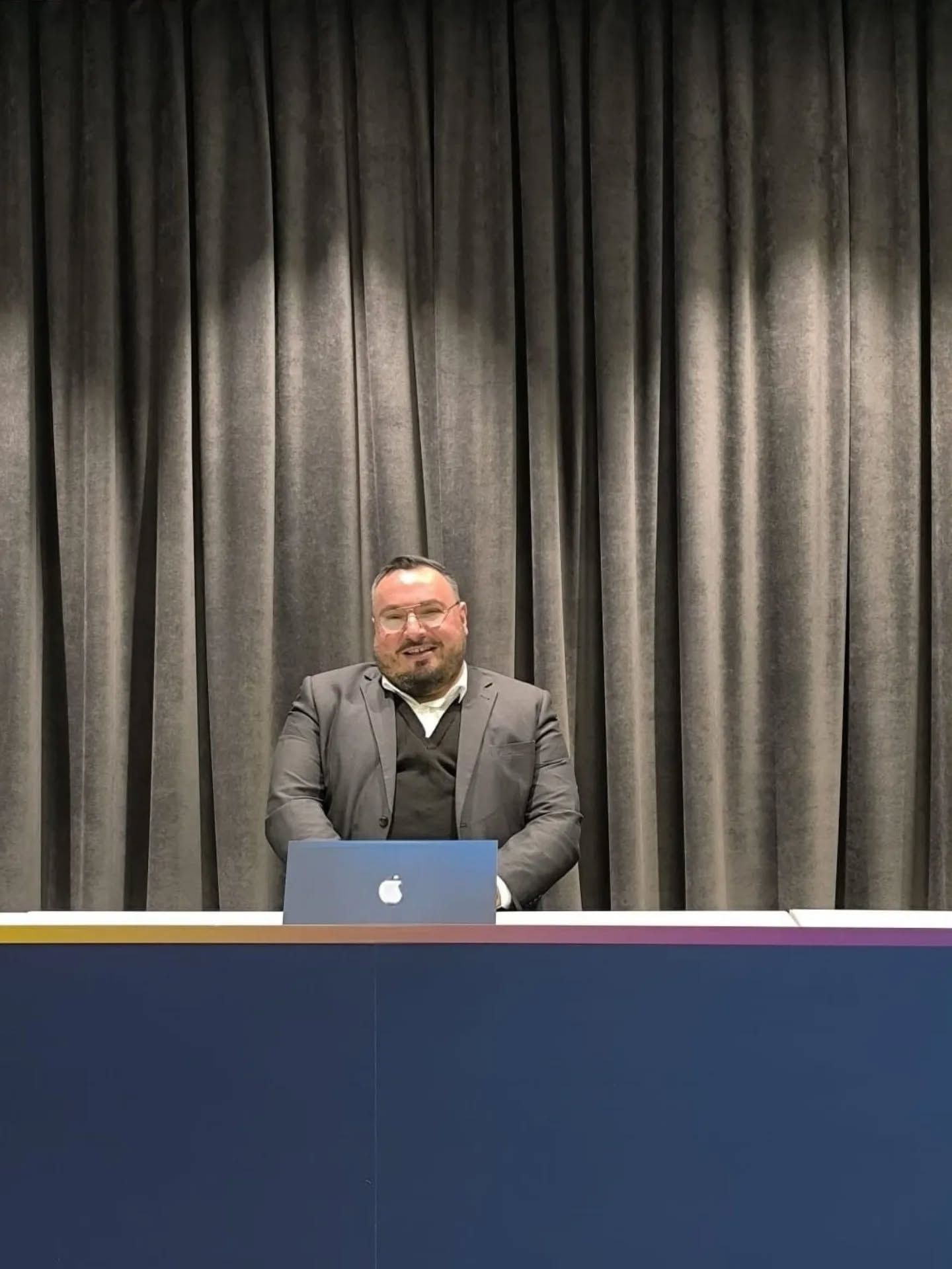 En el marco del fortalecimiento de la cooperación institucional y el desarrollo entre Oriente Medio y España , Imad Badour, en su calidad de Presidente de ADCOME para el Desarrollo entre Oriente Medio y Europa, y en colaboración con la Asociación de Ingenieros de Kuwait, organizó un programa de formación especializado en Madrid, España. El programa contó con la participación de líderes de la Autoridad Pública de Industria del Estado de Kuwait y se centró en el tema “El liderazgo en la era de la inteligencia artificial”, abordando liderazgo moderno, transformación digital, toma de decisiones estratégicas y la preparación de las instituciones ante los rápidos avances de la inteligencia artificial. Los organizadores subrayaron que esta iniciativa forma parte de una visión conjunta orientada a fortalecer las capacidades de liderazgo, promover el intercambio de experiencias internacionales y apoyar a las instituciones industriales en su adaptación a los desafíos del futuro. imadbadour.com #ImadBadour #ADCOME #DesarrolloInternacional #IngenierosDeKuwait #IndustriaKuwait #Liderazgo #InteligenciaArtificial #TransformaciónDigital #FormaciónEjecutiva #CooperaciónInternacional #Madrid En el marco del fortalecimiento de la cooperación institucional y el desarrollo entre Oriente Medio y España , Imad Badour, en su calidad de Presidente de ADCOME para el Desarrollo entre Oriente Medio y Europa, y en colaboración con la Asociación de Ingenieros de Kuwait, organizó un programa de formación especializado en Madrid, España.
El programa contó con la participación de líderes de la Autoridad Pública de Industria del Estado de Kuwait y se centró en el tema “El liderazgo en la era de la inteligencia artificial”, abordando liderazgo moderno, transformación digital, toma de decisiones estratégicas y la preparación de las instituciones ante los rápidos avances de la inteligencia artificial.
Los organizadores subrayaron que esta iniciativa forma parte de una visión conjunta orientada a fortalecer las capacidades de liderazgo, promover el intercambio de experiencias internacionales y apoyar a las instituciones industriales en su adaptación a los desafíos del futuro.
imadbadour.com
#ImadBadour
#ADCOME
#DesarrolloInternacional
#IngenierosDeKuwait
#IndustriaKuwait
#Liderazgo
#InteligenciaArtificial
#TransformaciónDigital
#FormaciónEjecutiva
#CooperaciónInternacional
#Madrid