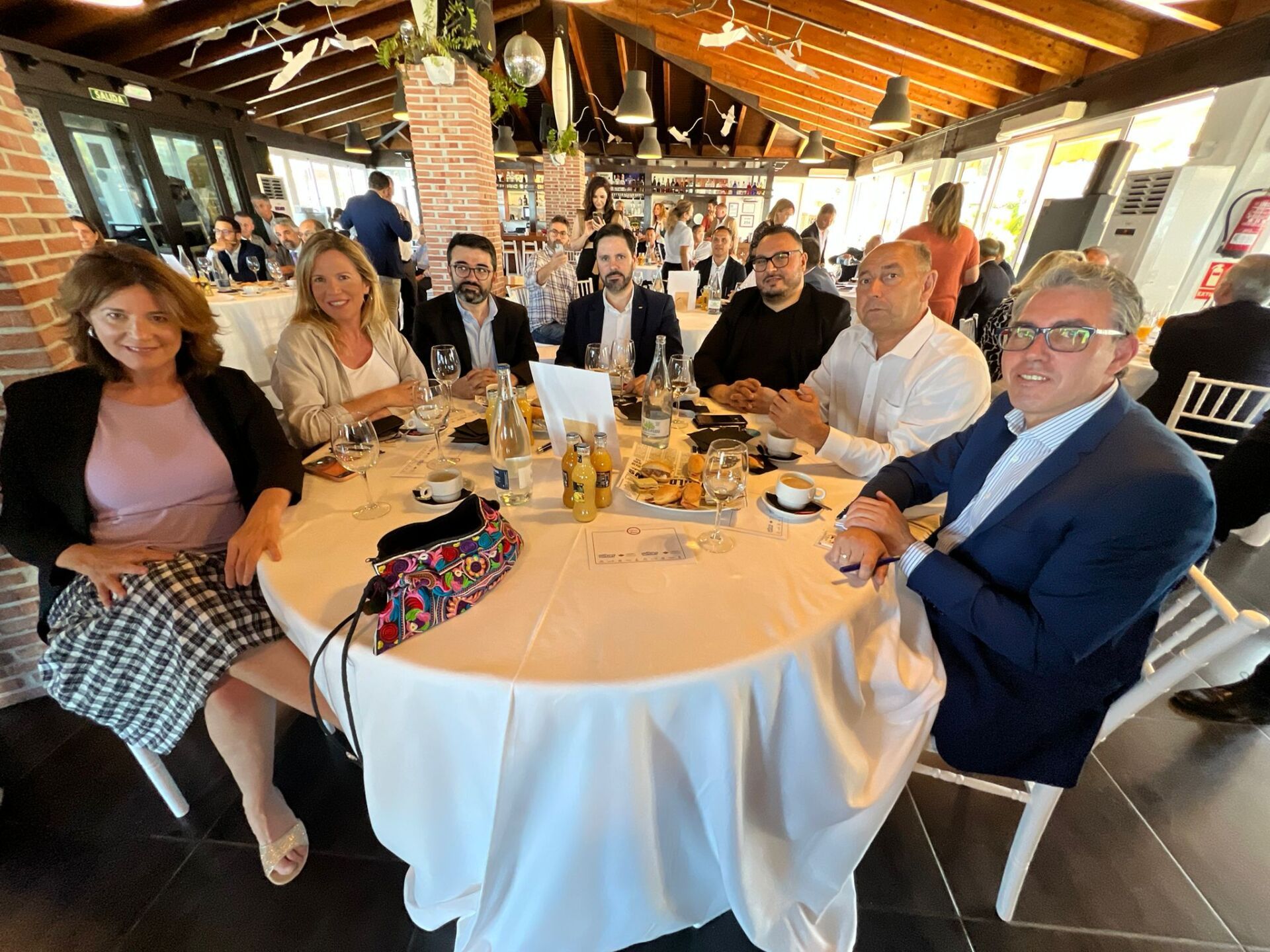 Tomando parte en el desayuno de empresarios/as de Motril, organizado por AECOST.