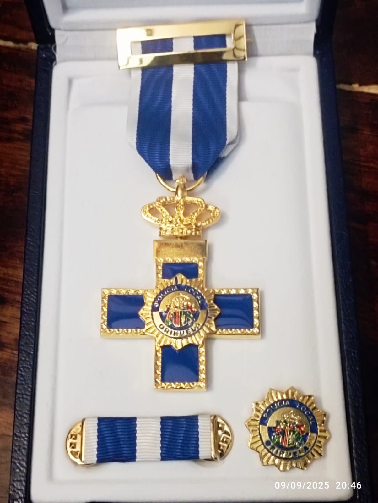 Desde MEGAFOR SECURITY, junto a nuestro Responsable Comercial del Norte, Imad Badour, queremos felicitar a nuestro fundador ÁNGEL GARCÍA SANTA, quien ha recibido la Cruz al Mérito Profesional con Distintivo Azul por sus 25 años de servicios ejemplares prestados a la ciudadanía. Un reconocimiento merecido que refleja su compromiso, entrega y pasión por la seguridad y el bienestar de todos. ¡Felicidades Ángel, este logro es también un orgullo para toda la familia Megafor! #MegaforSecurity #OrgulloMegafor #Reconocimiento #Seguridad #Excelencia Desde MEGAFOR SECURITY, junto a nuestro Responsable Comercial del Norte, Imad Badour, queremos felicitar a nuestro fundador ÁNGEL GARCÍA SANTA, quien ha recibido la Cruz al Mérito Profesional con Distintivo Azul por sus 25 años de servicios ejemplares prestados a la ciudadanía.
Un reconocimiento merecido que refleja su compromiso, entrega y pasión por la seguridad y el bienestar de todos.
¡Felicidades Ángel, este logro es también un orgullo para toda la familia Megafor!
#MegaforSecurity #OrgulloMegafor #Reconocimiento #Seguridad #Excelencia