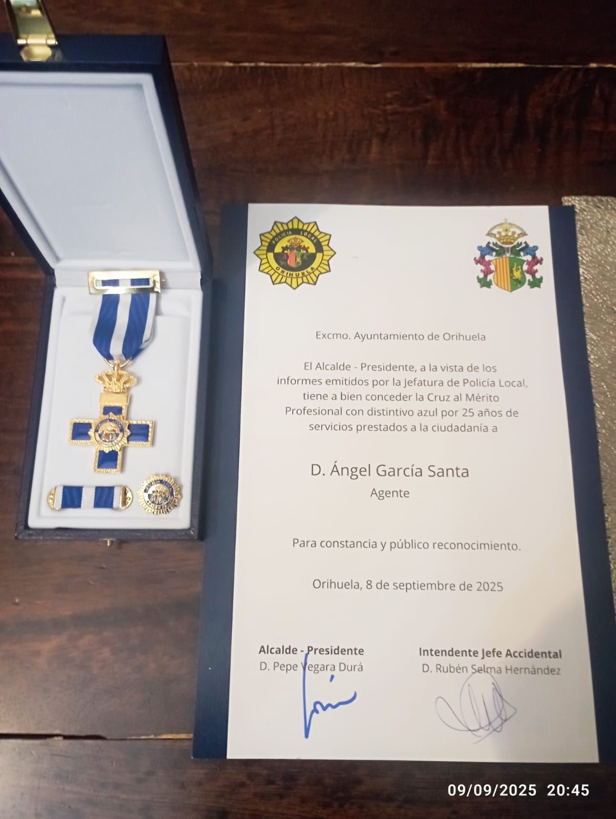 Desde MEGAFOR SECURITY, junto a nuestro Responsable Comercial del Norte, Imad Badour, queremos felicitar a nuestro fundador ÁNGEL GARCÍA SANTA, quien ha recibido la Cruz al Mérito Profesional con Distintivo Azul  por sus 25 años de servicios ejemplares prestados a la ciudadanía.  Un reconocimiento merecido que refleja su compromiso, entrega y pasión por la seguridad y el bienestar de todos.    ¡Felicidades Ángel, este logro es también un orgullo para toda la familia Megafor!   #MegaforSecurity #OrgulloMegafor #Reconocimiento #Seguridad #Excelencia Desde MEGAFOR SECURITY, junto a nuestro Responsable Comercial del Norte, Imad Badour, queremos felicitar a nuestro fundador ÁNGEL GARCÍA SANTA, quien ha recibido la Cruz al Mérito Profesional con Distintivo Azul  por sus 25 años de servicios ejemplares prestados a la ciudadanía.
Un reconocimiento merecido que refleja su compromiso, entrega y pasión por la seguridad y el bienestar de todos. 
 ¡Felicidades Ángel, este logro es también un orgullo para toda la familia Megafor! 
#MegaforSecurity #OrgulloMegafor #Reconocimiento #Seguridad #Excelencia