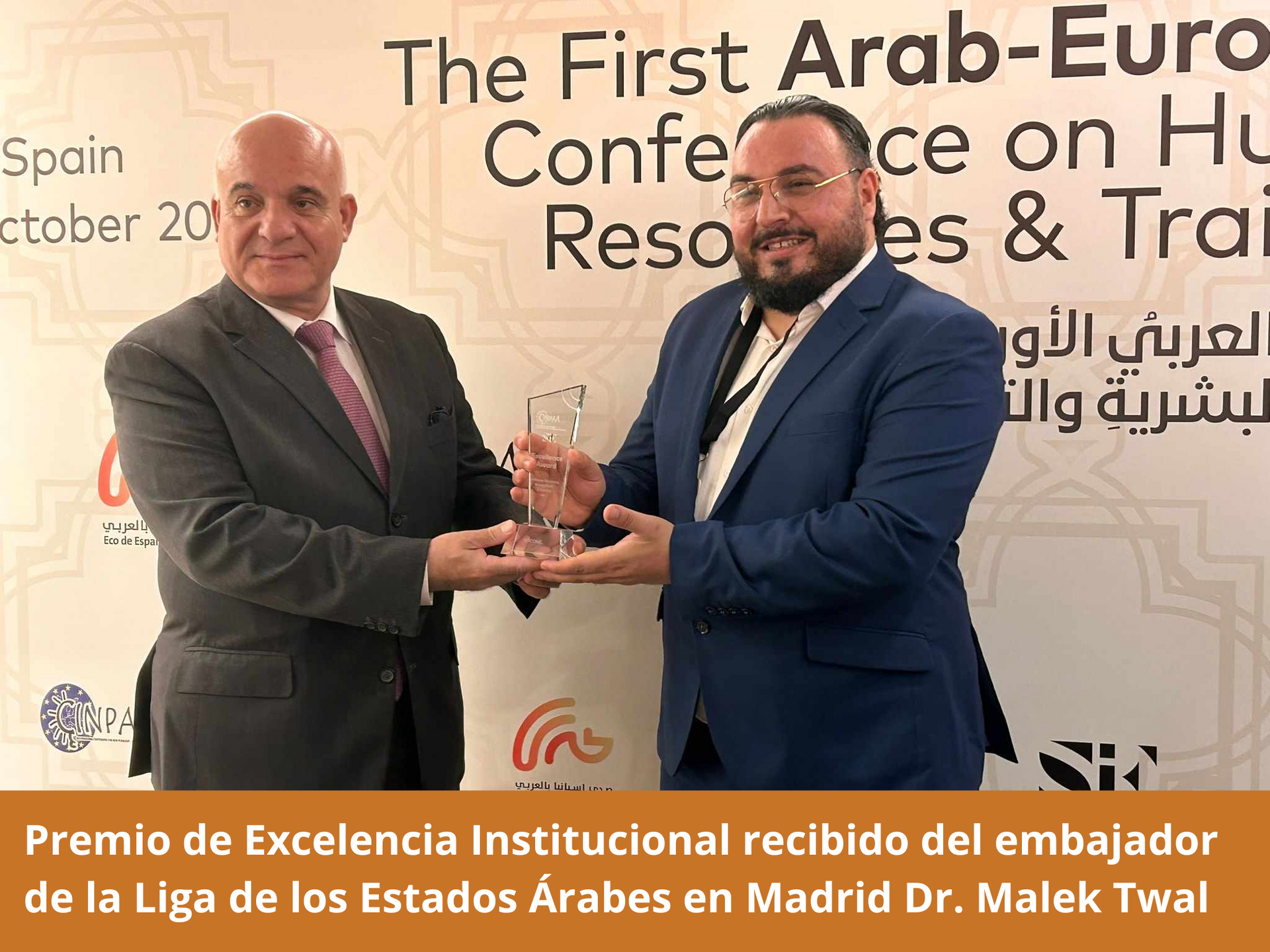 Premio de Excelencia Institucional recibido del embajador de la Liga de los Estados Árabes en Madrid