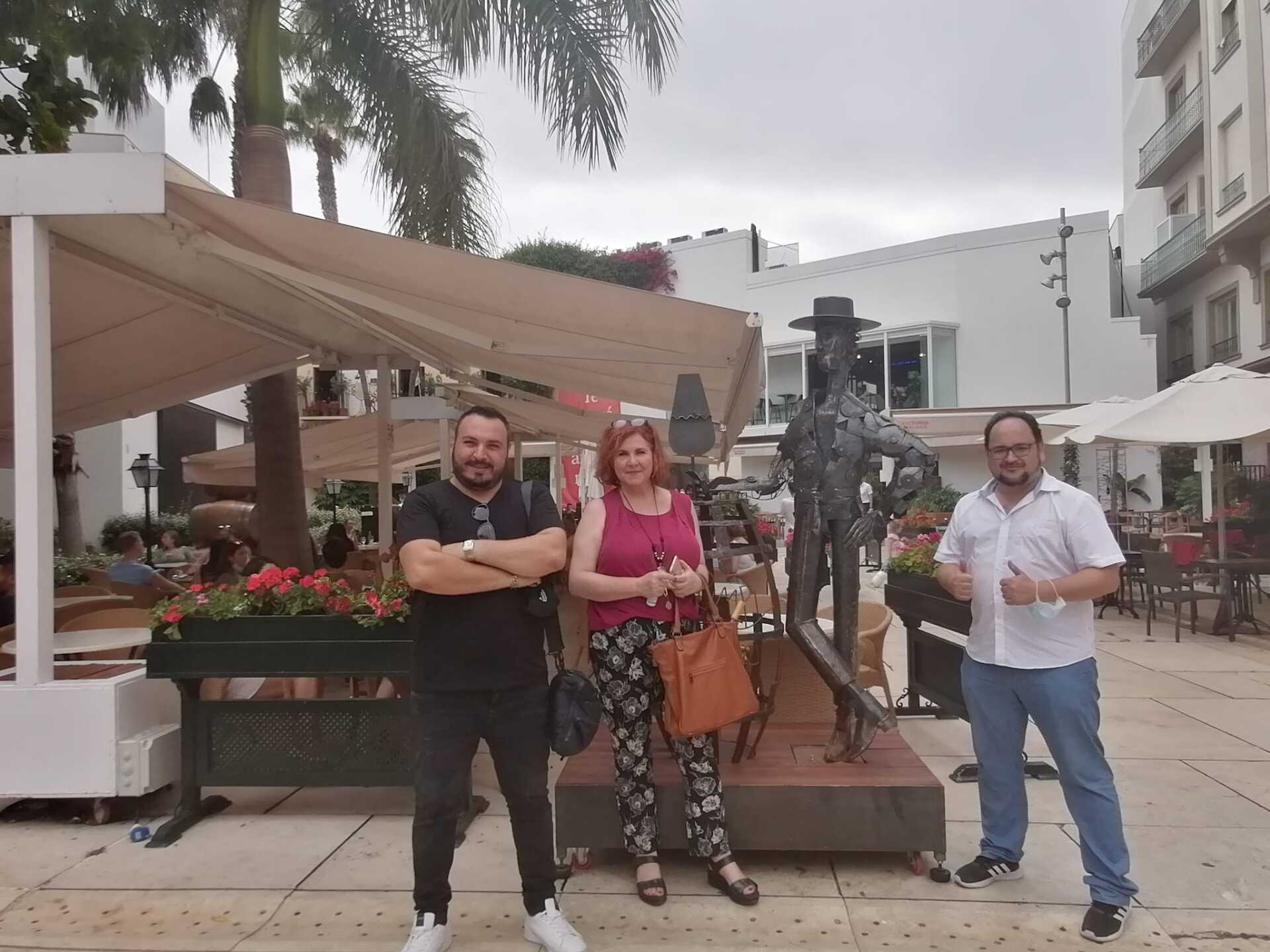 El 9 de agosto, tuvo lugar en Málaga la primera reunión de trabajo de “Spanish Film Production”. En el encuentro participaron  el director de cine Luisje Moyano, el experto en comercio internacional Imad Badour y la escritora-documentalista María Viedma. Tres pilares de una productora audiovisual, especializada en documentales y largometrajes.“Spanish Film Production” acaba de nacer y trae proyectos originales bajo el brazo.