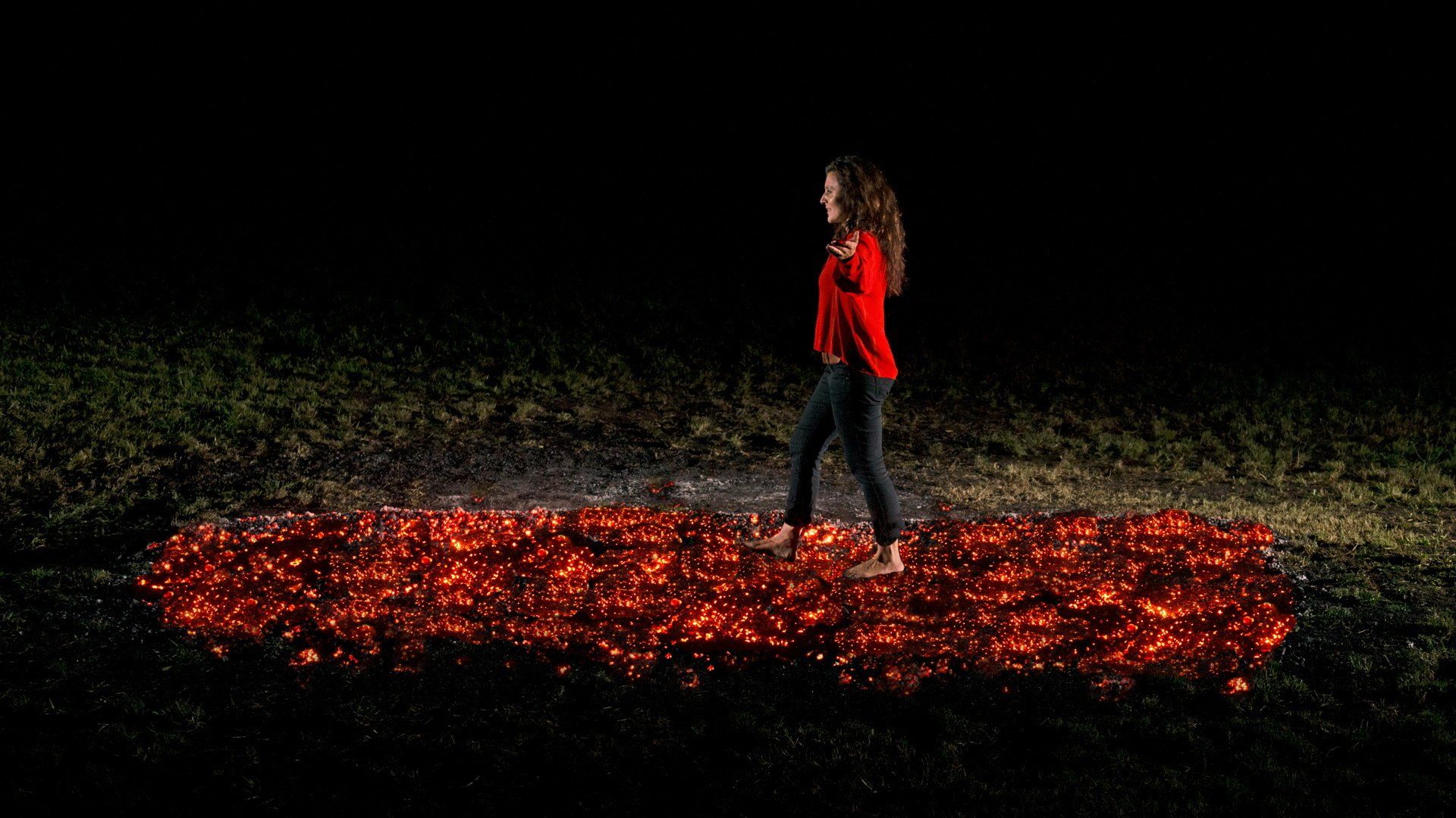 Sina geht übers Feuer feuerlauf-Feuerlauf-feuerlaufen-Feuerlaufen-Feuerlaufseminar