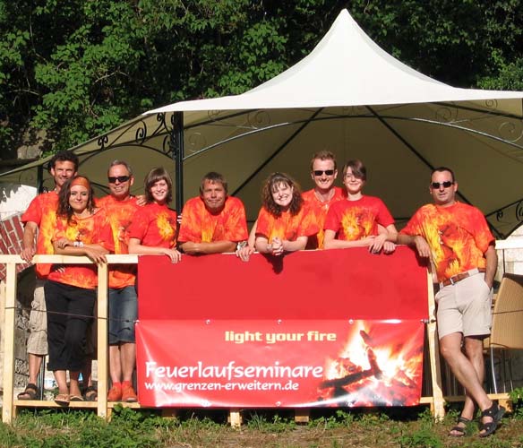 Das Feuerlaufteam Event Feuerlaufen Feuerlauf Feuerlaufen Feuerlaufseminar Feuerlaufseminare gluehende Kohlen Kohlenlauf