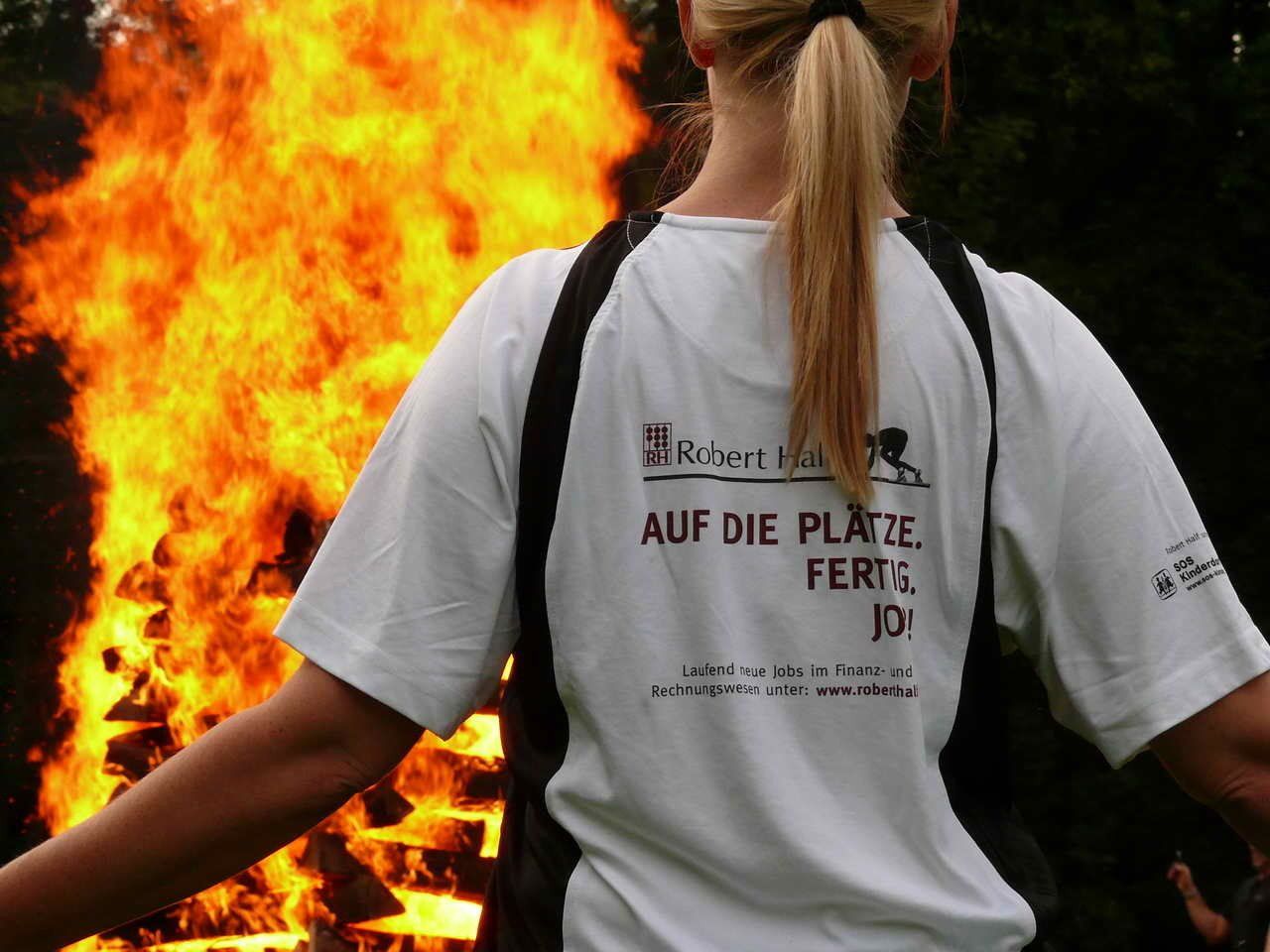 Kurfürstliches Schlosshotel Weyberhöfe, Feuerlaufseminar für Robert Half International Feuerlauf-Feuerlaufen-Feuerlaufseminar-Feuerlaufseminare-gluehende-Kohlen-Kohlenlauf