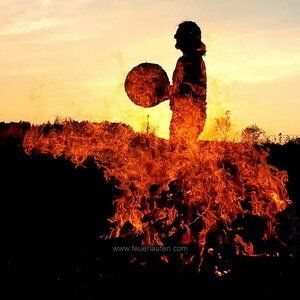 Kraft des Feuers Feuerlauf-Feuerlaufen-Feuerlaufseminar-Feuerlaufseminare-gluehende-Kohlen-Kohlenlauf