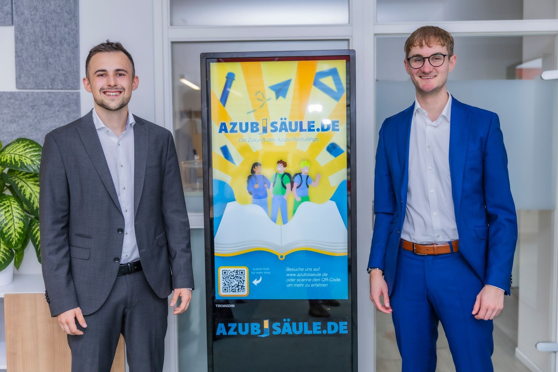 Die Gründer Maximilian Knack und Max Prochazka mit der Azubisäule