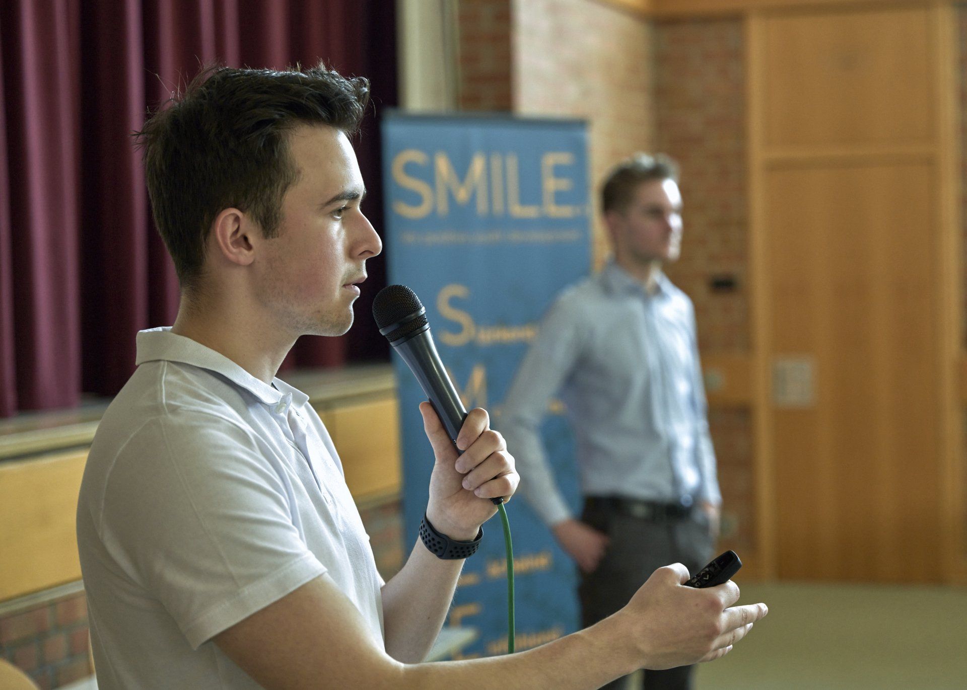 Maximilian Knack referiert in der Turnhalle der Mittelschule und Wirtschaftsschule Abensberg