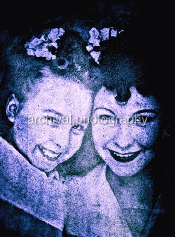 Candid WWII Photos Of GI's From All Sides - AMERICAN MOTHER AND DAUGHTER