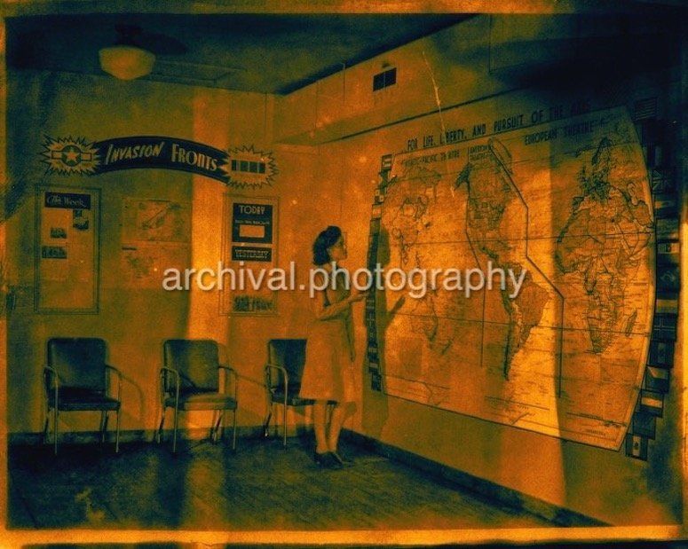 Candid WWII Photos Of GI's From All Sides - US ARMY FEMALE SOLDIER IN BRIEFING ROOM WITH MAP