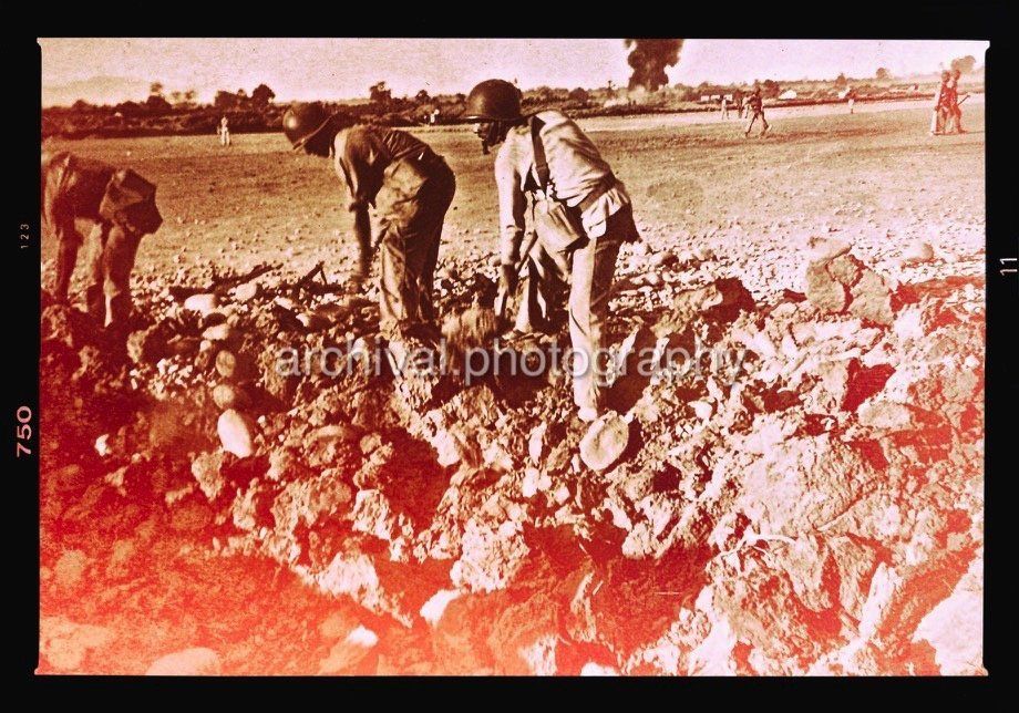 Candid WWII Photos Of GI's From All Sides - US GI'S DIGGING DITCH
