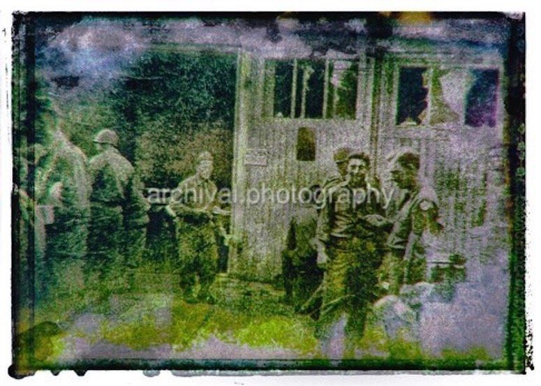 Candid WWII Photos Of GI's From All Sides - GROUP OF US ARMY SOLDIERS ENJOYING MEALTIME R&R