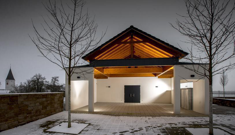 Aussegnungshalle nachts