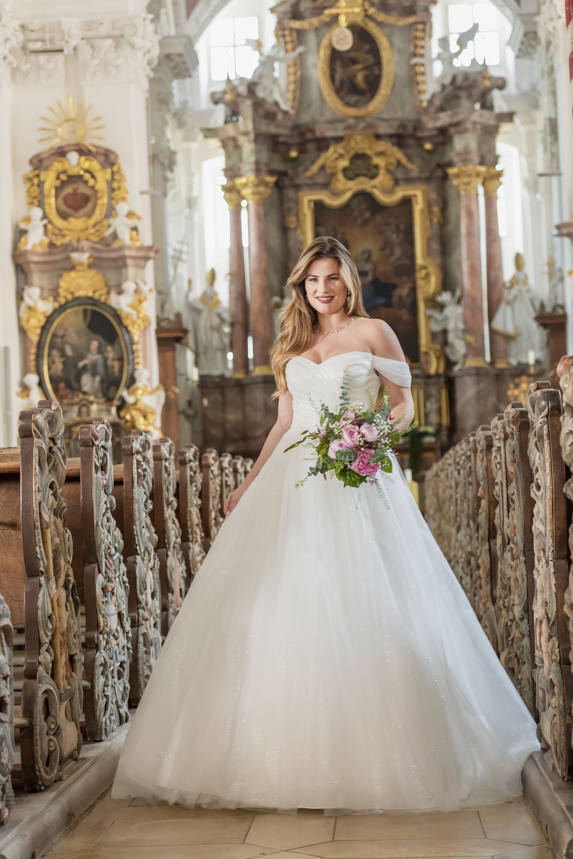 Tres Chic, Prinzessinnenbrautkleid, trägerloses Brautkleid, Brautkleid mit Schleppe, Die Braut Fulda