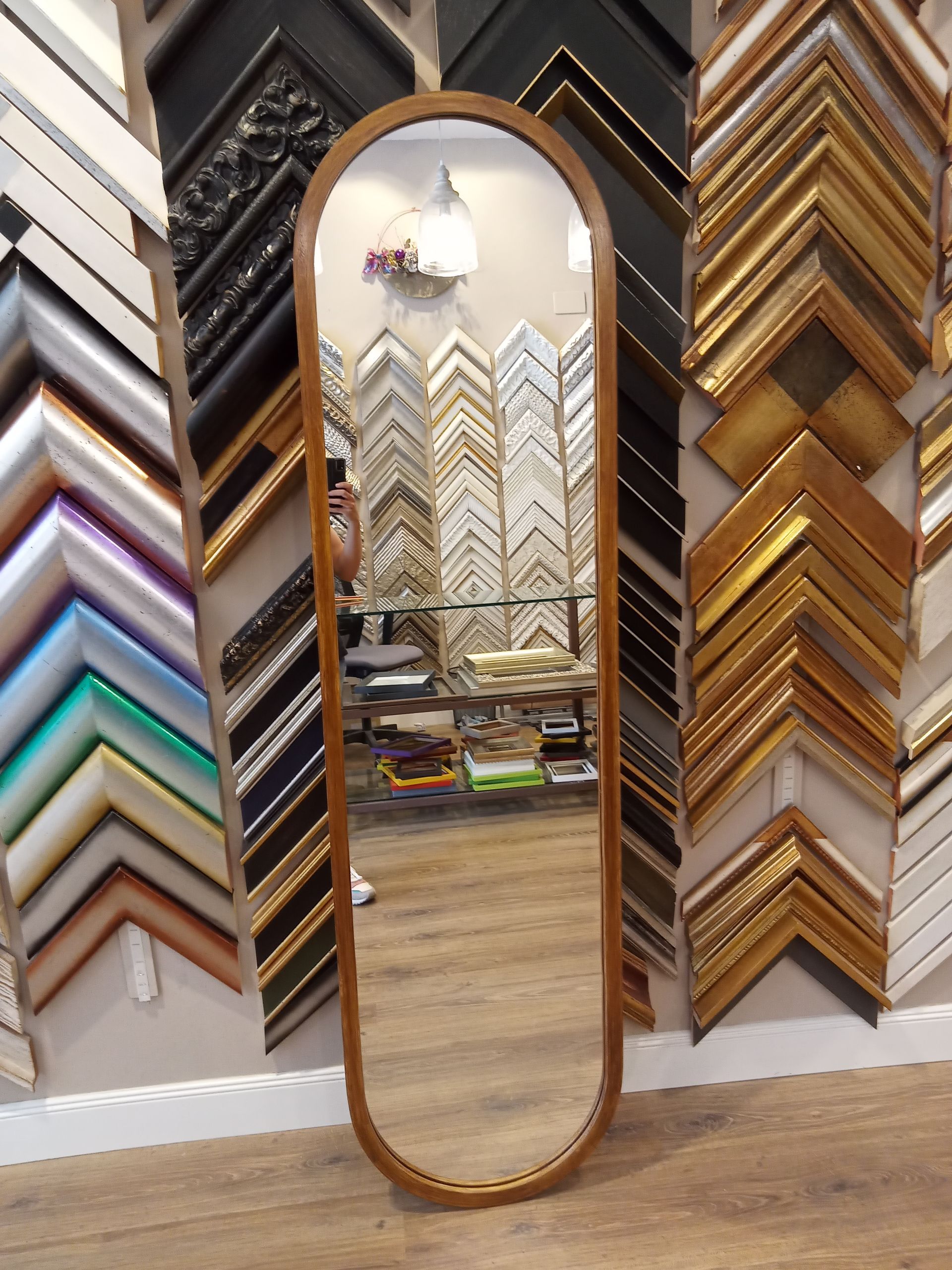 Espejo con forma especial en Zaragoza.
Espejo diseño diferente, hecho a mano y disponible en cualquier medida y decorado.
Colocación de cuadros en domicilio.
Instalamos espejos en casas en Zaragoza