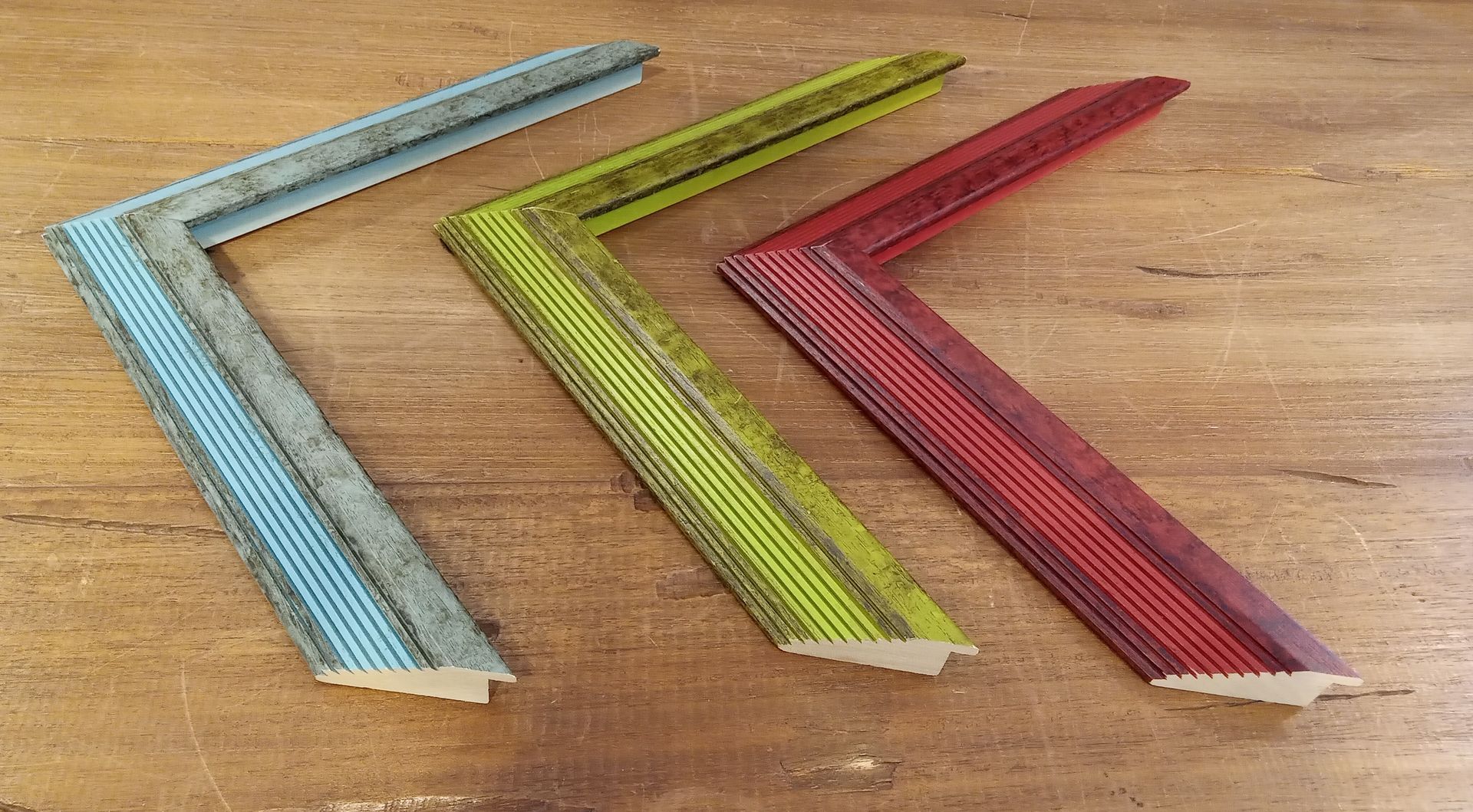 Molduras correspondientes a las novedades 2023. Decoraciones en colores vivos con diseños diferentes