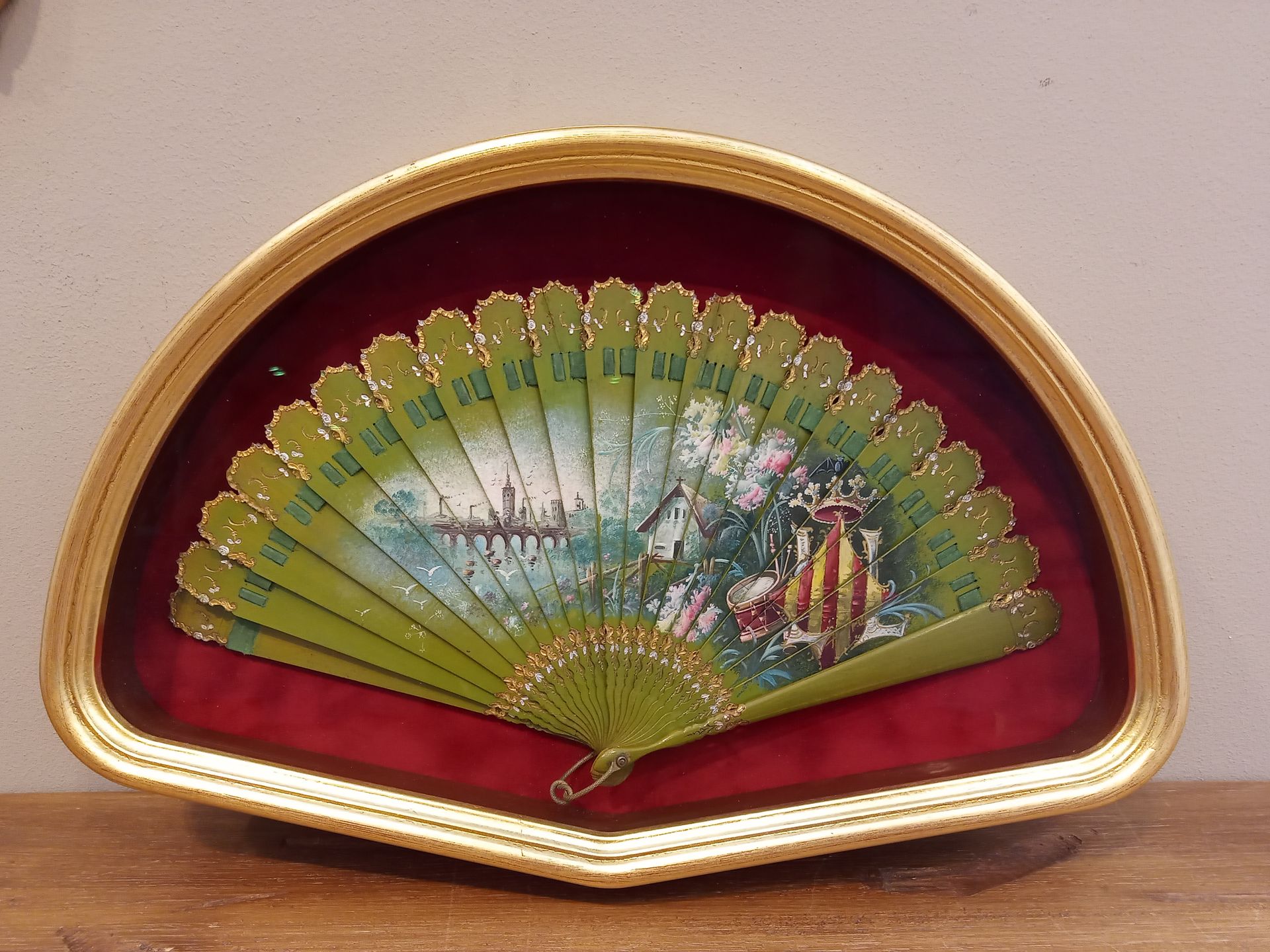 Abaniquera y adorno para la pared,
Cuadros para abanicos hecho a mano en Zaragoza
Enmarcación para abanicos únicos
Conservación de abanicos.
Cuadros para abanicos baratos en Zaragoza
Cuadros para abanicos sencillos