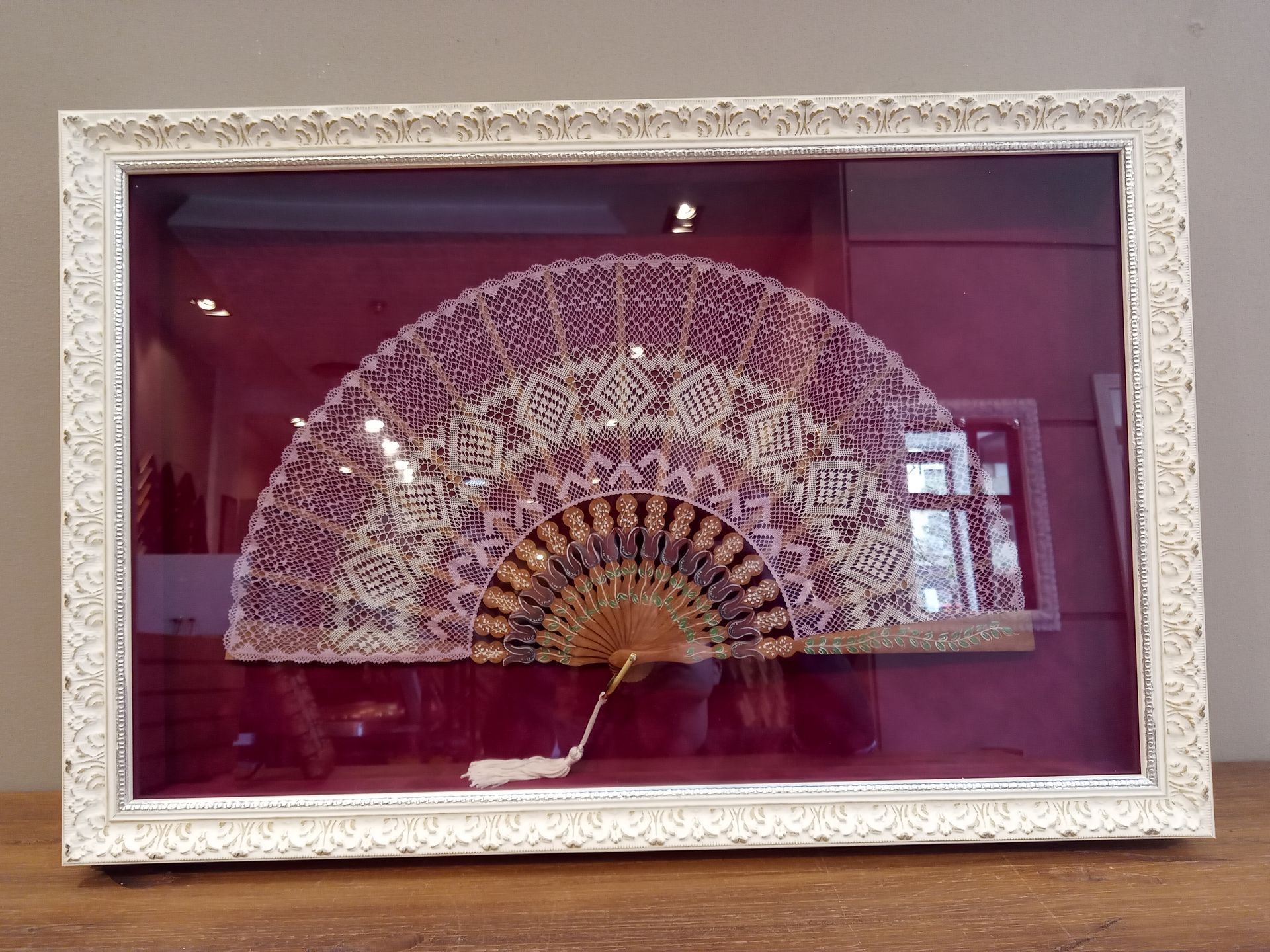 Abanico hecho a mano y enmarcado con moldura blanca tallada.
Abanico con enmarcación sencilla.
Enmarcar cuadros Zaragoza.
Abanico enmarcaciones Zaragoza.
Cuadro para abanico con fondo de colores