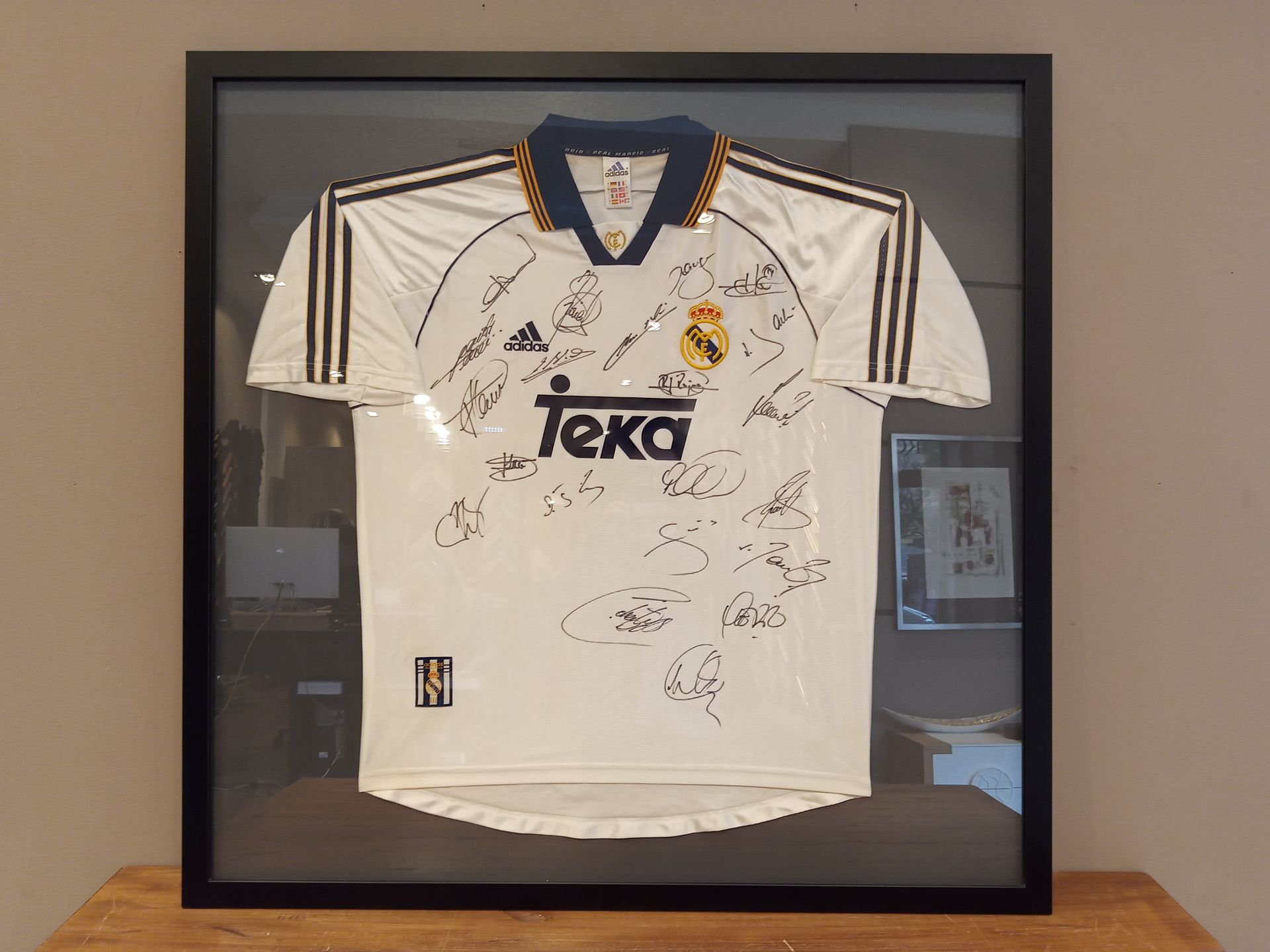 Camiseta vintage coleccionista
Camiseta real Madrid coleccionista
Cuadro real Madrid
Enmarcación para camiseta del real Madrid en zaragoza
Cuadros para camisetas en Zaragoza
Cuadros baratos en zaragoza
Cuadros para camisetas baratos en zaragoza
Camiseta vintage
cuadro para camiseta vintage
Cuadro para camisetas de coleccionistas en zaragoza
Cuadros de conservación en zaragoza
camisetas cosidas a mano
camiseta firmada por Zidane