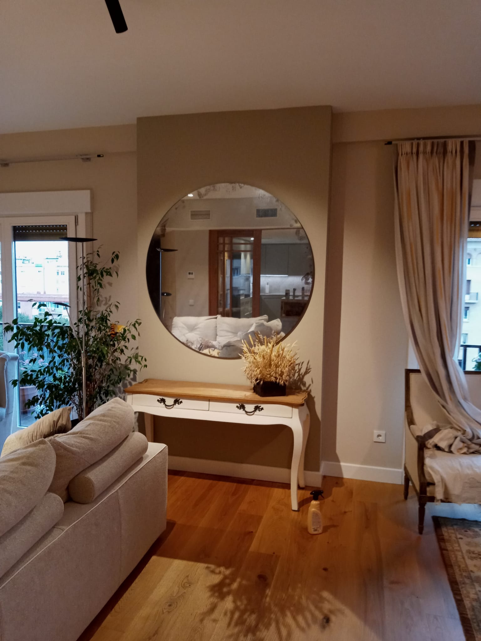 Espejo envejecido de forma artesanal. Podemos tener un espejo enmarcado y de gran formato