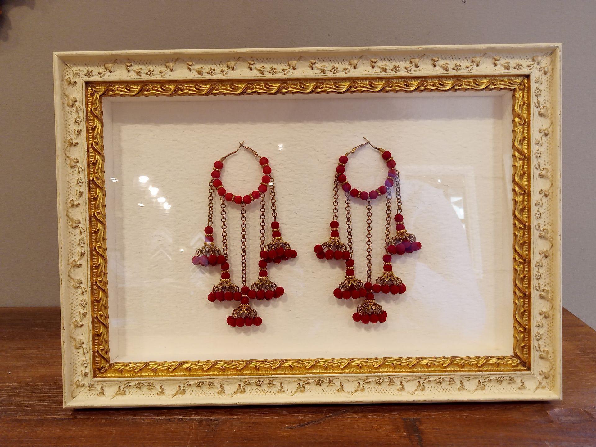 Cuadro para pendientes. Enmarcaciones espaciales a medida para conservar unos pendientes