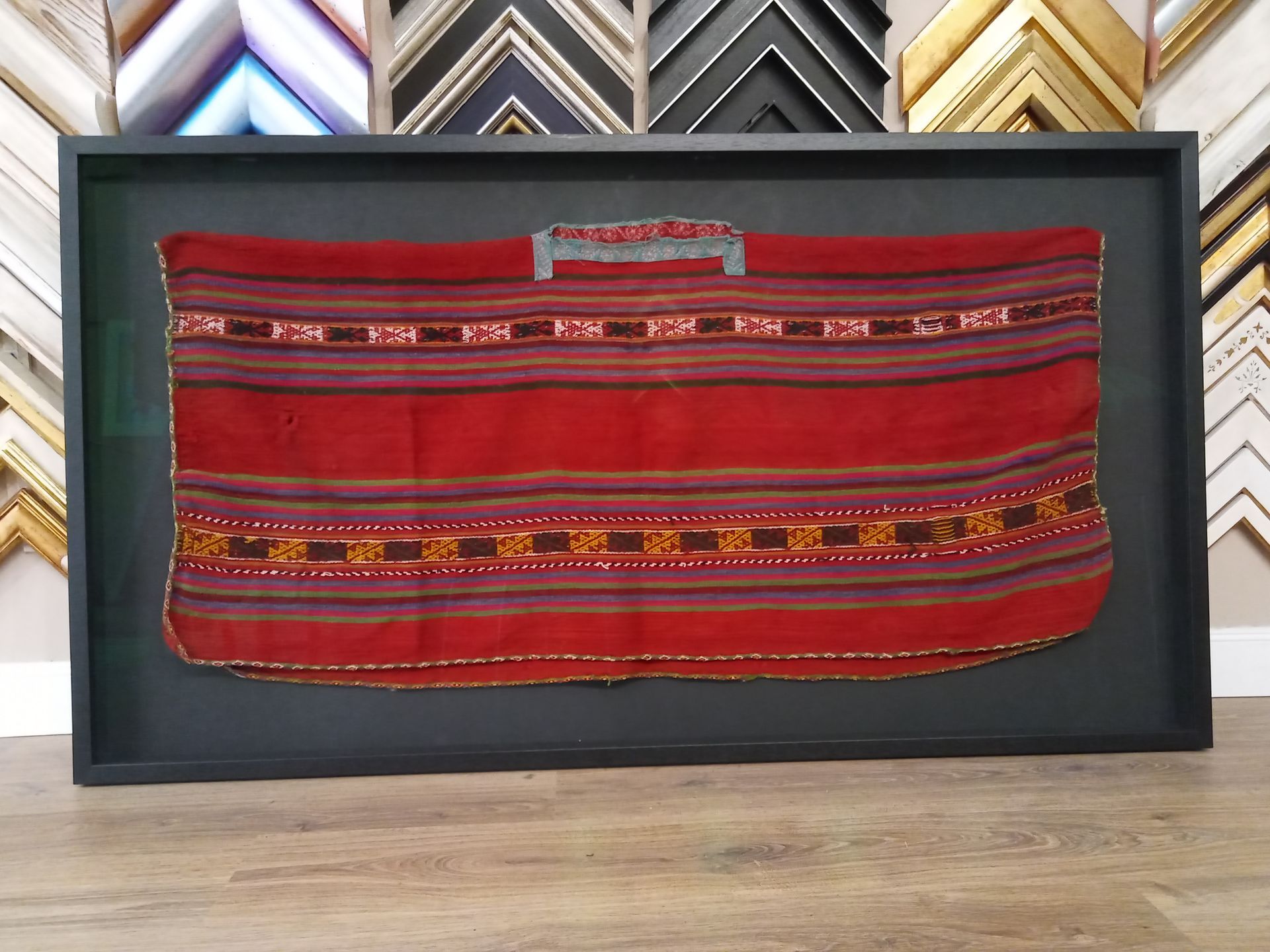 Objetos curiosos para enmarcar en zaragoza
Poncho enmarcado
enmarcación de prendas de vestir en zaragoza
cuadros con prendas de vestir en Zaragoza
Cuadros baratos en zaragoza
Cuadros de calidad en zaragoza
Cuadros hechos a mano en zaragoza
enmarcación heca a mano en zaragoza