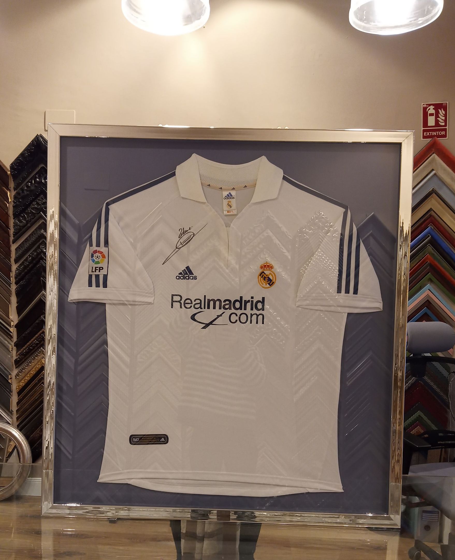cuadro camiseta Zidane hecho a mano en zaragoza
cuadro barato para camiseta del real Madrid en zaragoza
idea de cuadro para camiseta del real Madrid.
Cuadro para camiseta vintage en zaragoza
Enmarcación de camiseta firmada por Zidane.
Cuadro de camiseta cosida a mano
Conservación de camiseta vintage.
Camiseta sin adhesivos
Camiseta cosida a mano al fondo
cuadros para colgar camisetas en zaragoza
cuadros para encuadrar camisetas en zaragoza