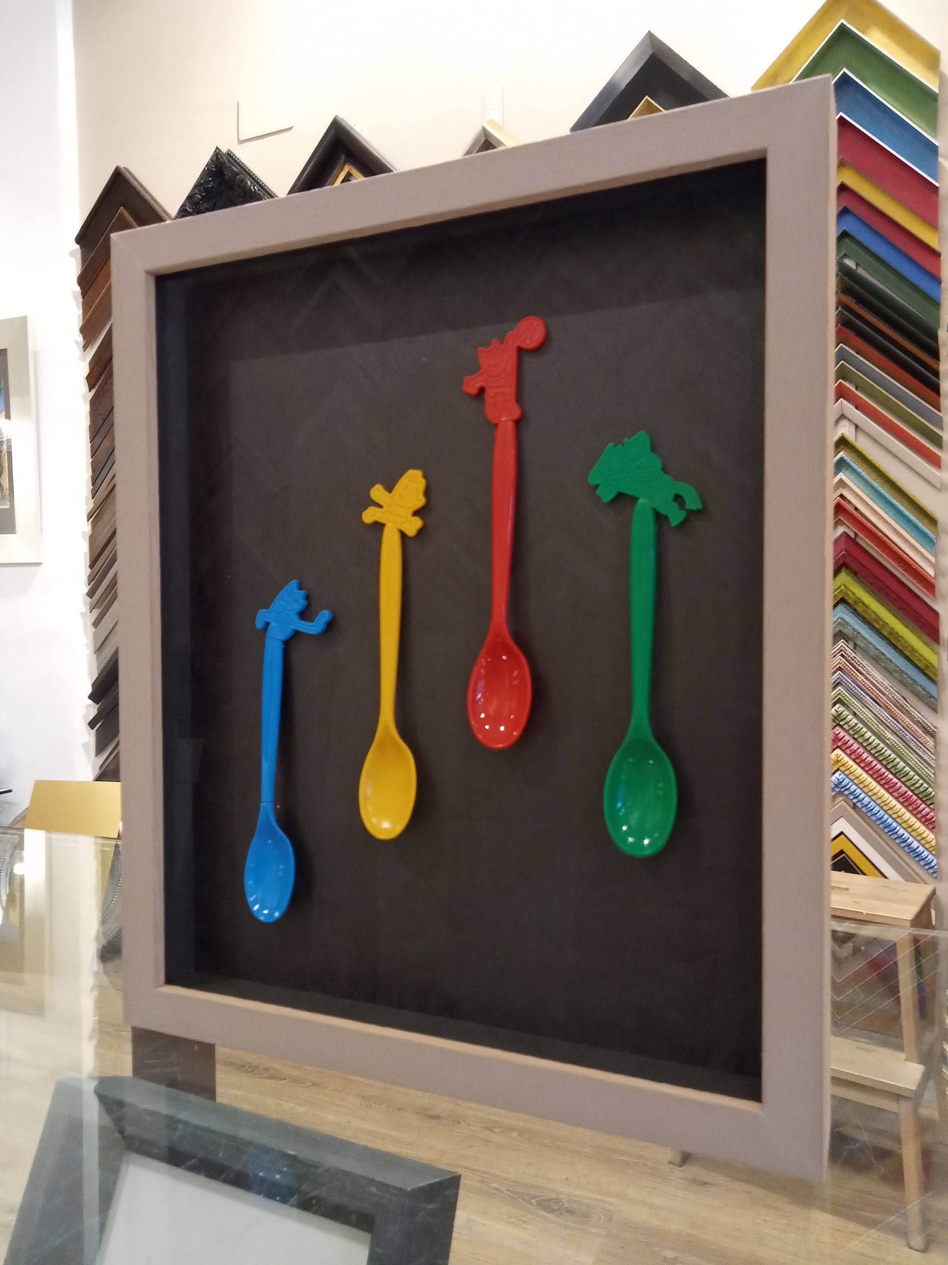 cuadros para cucharas de plásticos
Cuadros para cucharas de coleccionistas
Enmarcaciones para piezas de coleccionistas
Cuadros únicos en Zaragoza
Enmarcación única en Zaragoza
Cuadros para cucharas de diseño
Cuadros bonitos para piezas únicas como cucharas en Zaragoza