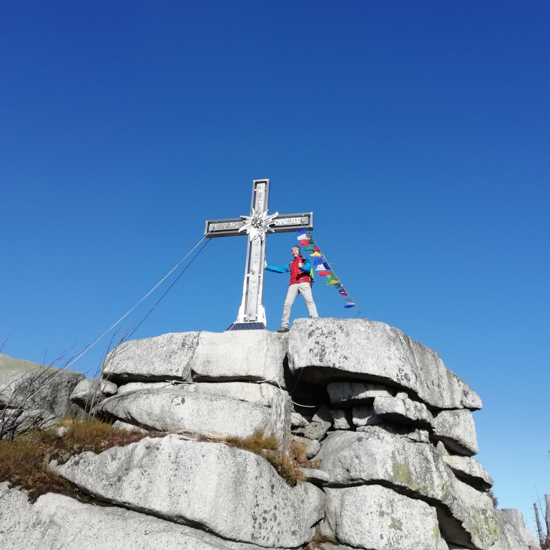 Martin Nehmer mit Gipfelkreuz Martin Nehmer mit Gipfelkreuz