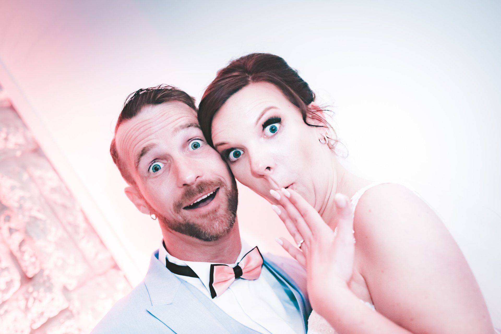 Hochzeit, Springe, Foto, Rod Enberg, Hannover, Sommer, Brautpaar, Farbe, vor Mauer