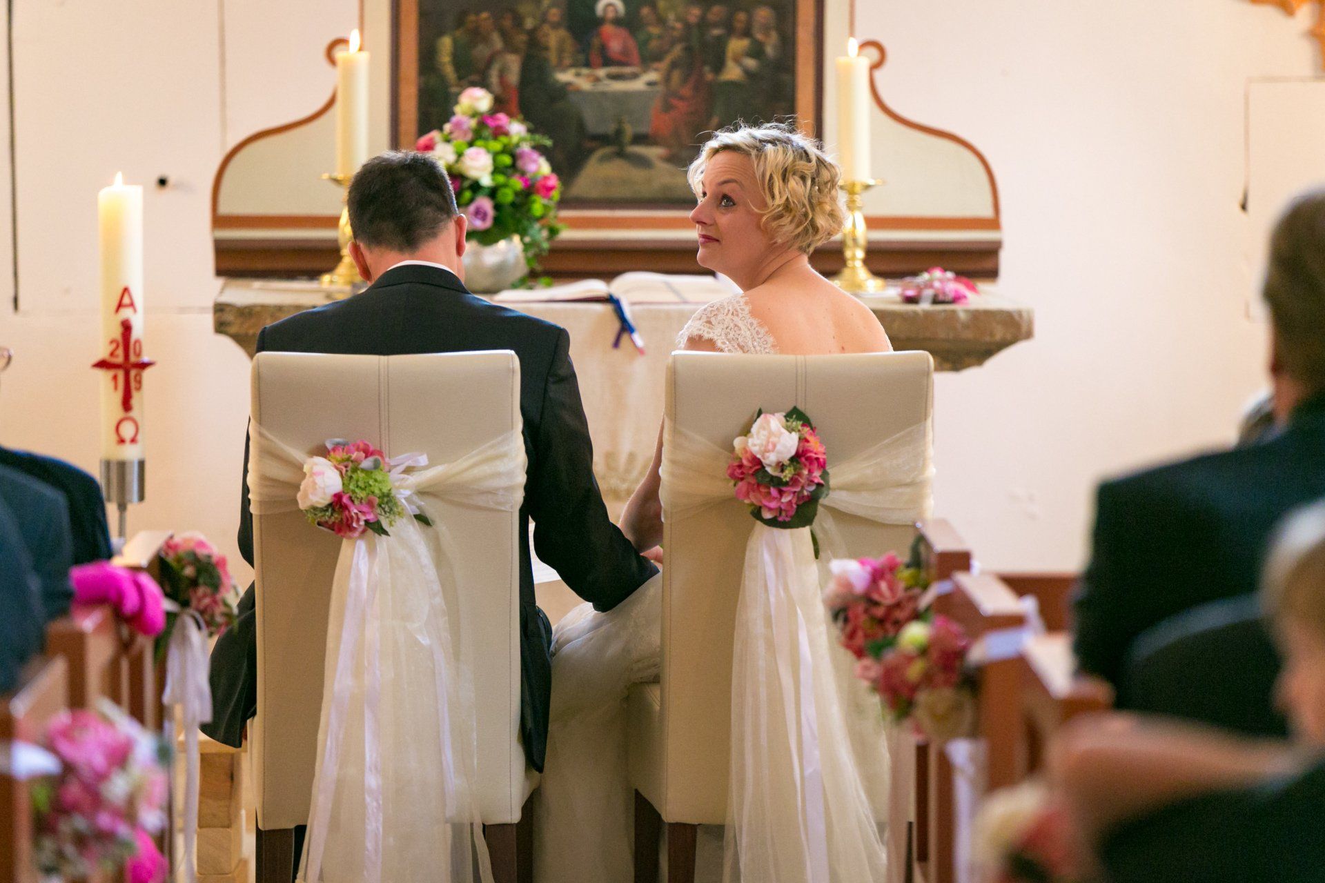 Hochzeit, Springe, Foto, Rod Enberg, Hannover, Hessisch Oldendorf, Kirche, Trauung, Sommer, Brautpaar, Farbe, vor Altar