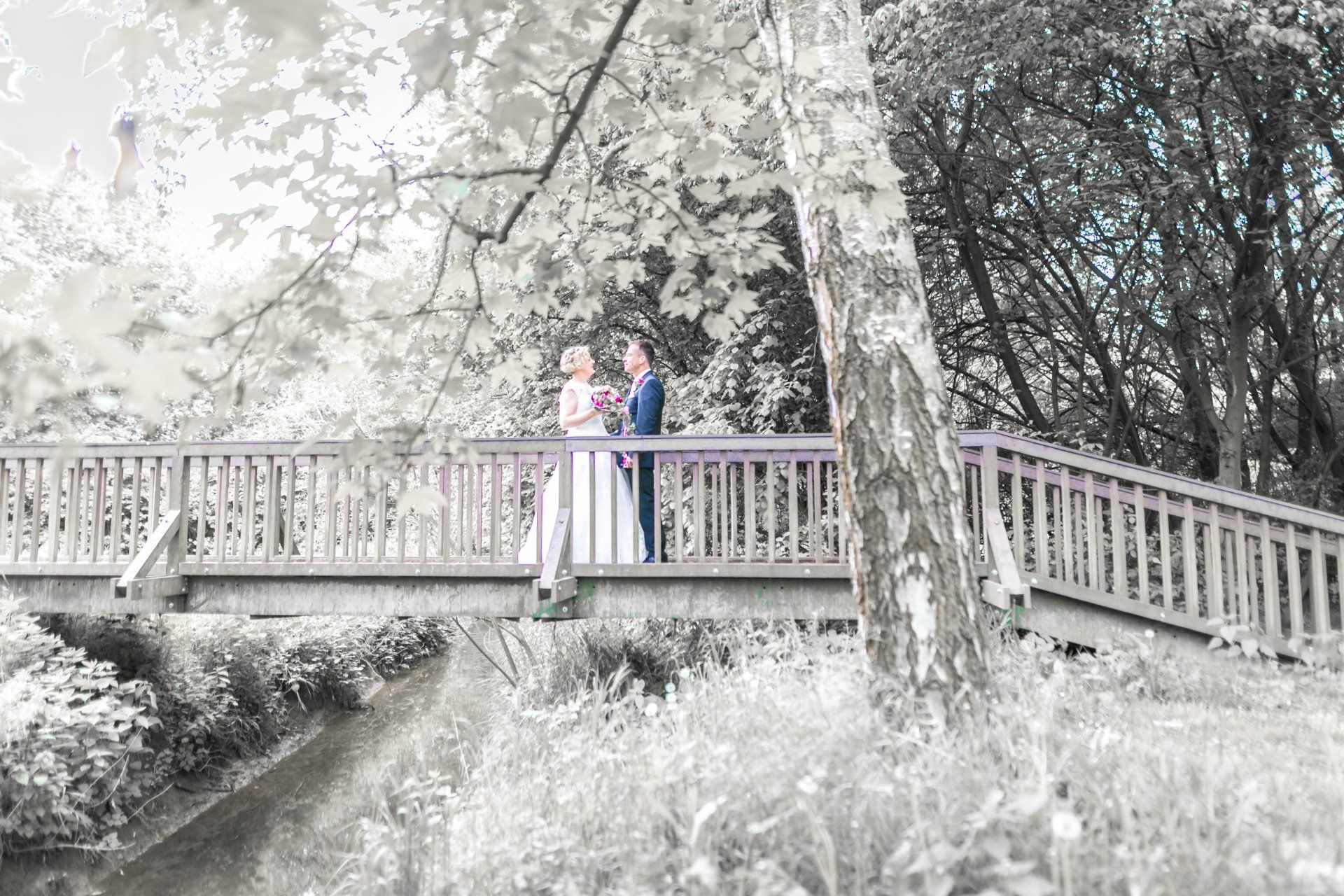 Hochzeit, Springe, Foto, Rod Enberg, Hannover, Hessisch Oldendorf, Sommer, Hochzeitspaar auf Brücke