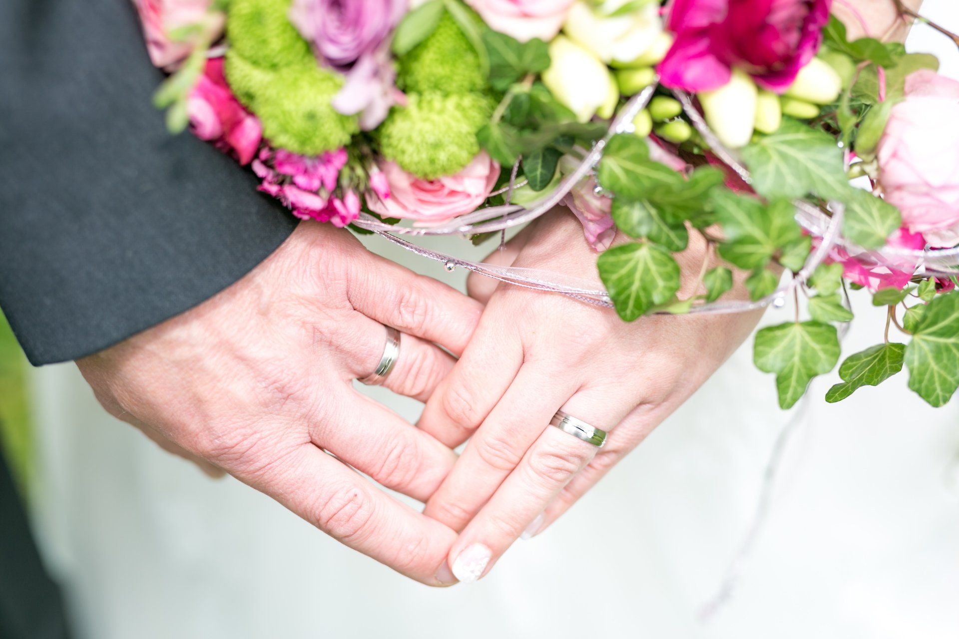 Hochzeit, , Foto, Hessisch Oldendorf, Rod Enberg, Hannover, Sommer, Brautpaar, Farbe, Hände, Ringe, Strauß
