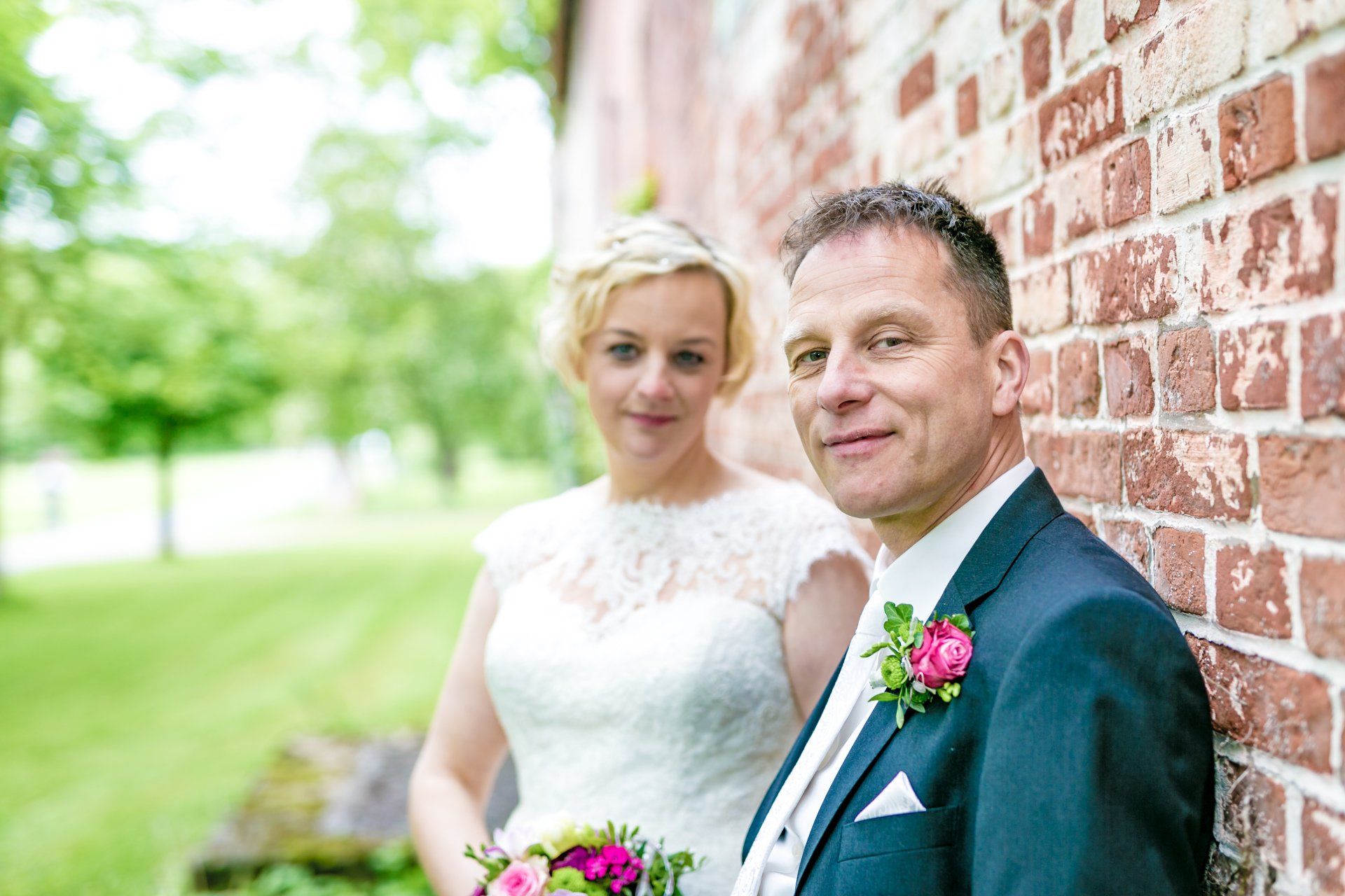 Hochzeit, Hessisch Oldendorf, Foto, Rod Enberg, Hannover, Sommer, Brautpaar, Farbe, vor Mauer