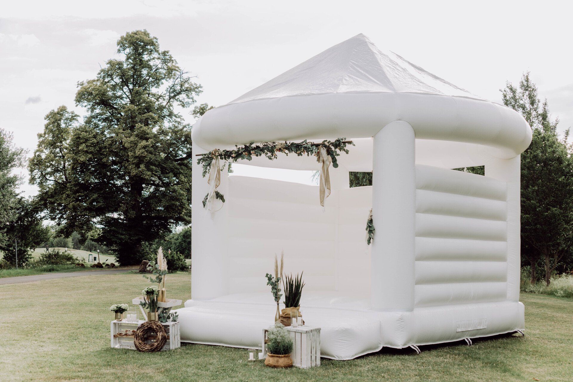 Hochzeits-Hüpfburg weiße Hochzeits-Hüpfburg mit Deko