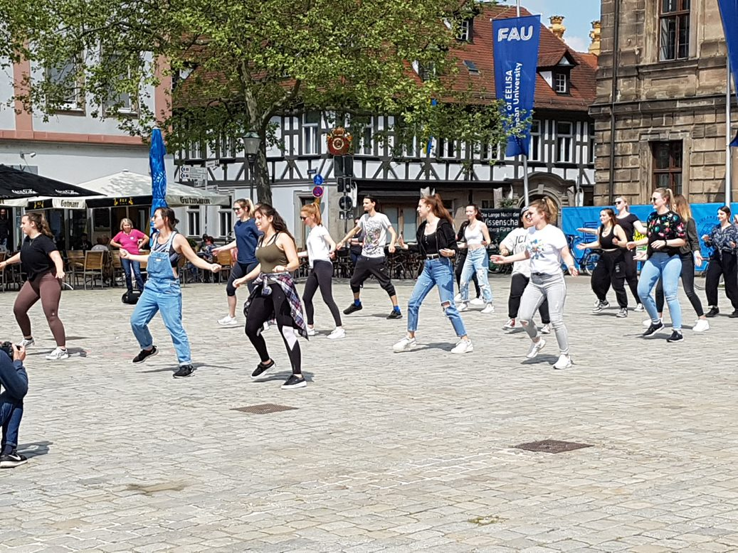Flashmob am Erlanger Schlossplatz zum 50jährigen Landkreisjubliäum