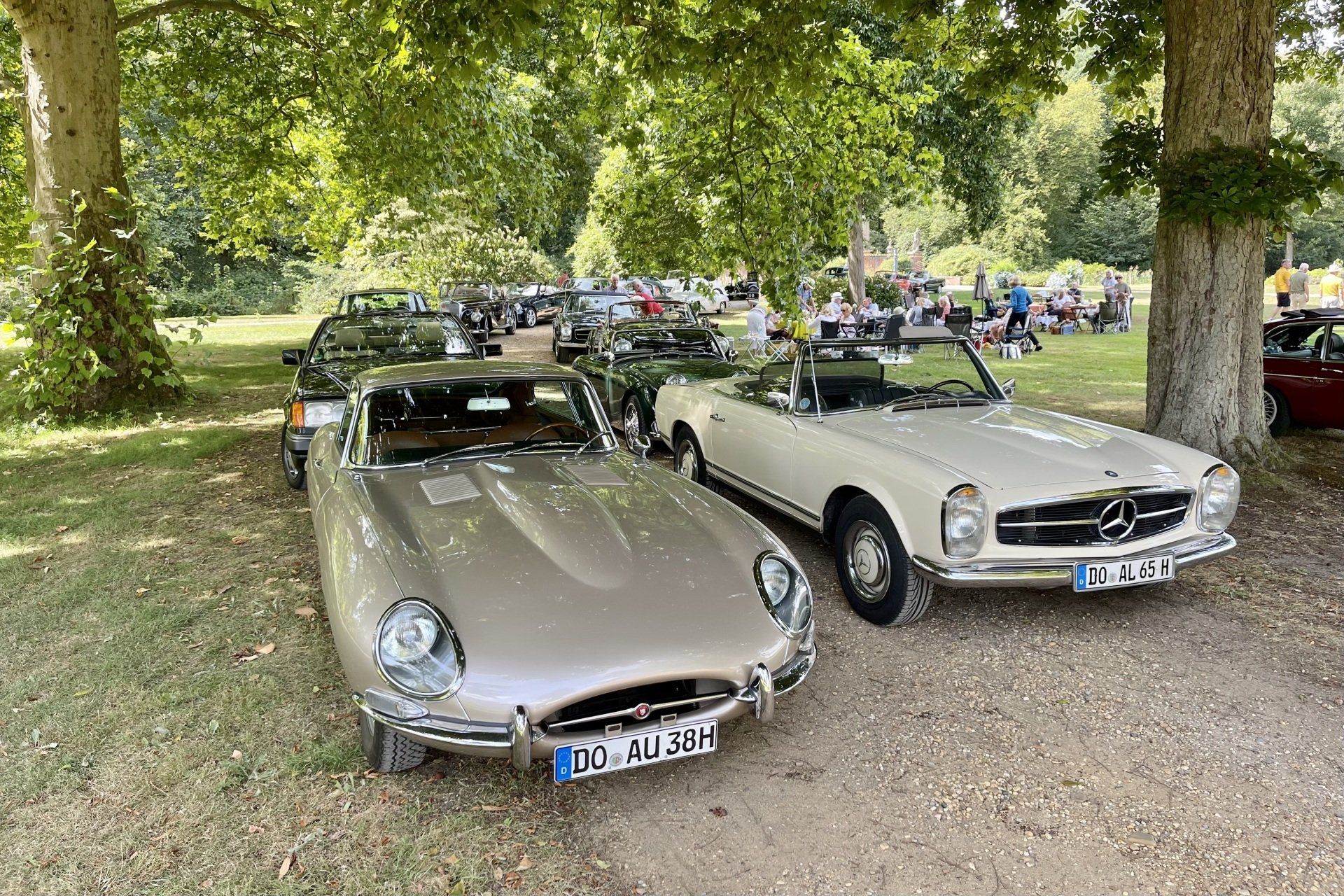 Jaguar E-Type und Mercedes Pagode