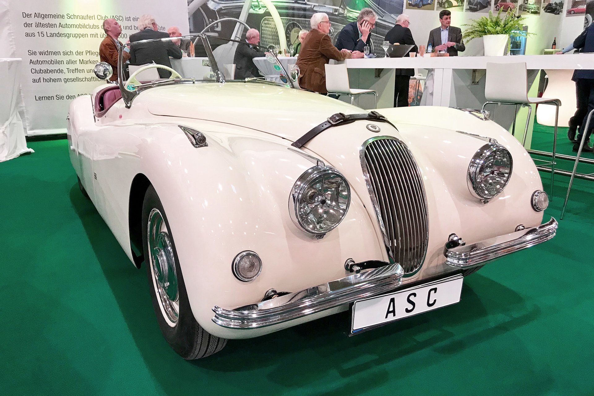 Jaguar XK Drophead Coupe auf dem ASC Messestand