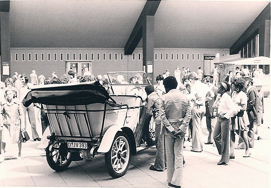 Besucher in der Oldtimer Show 1974