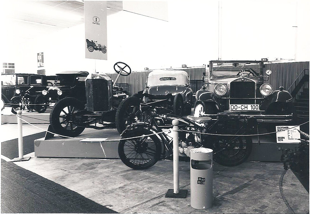 Oldtimer in einer Ausstellung - schwarz weiß Foto