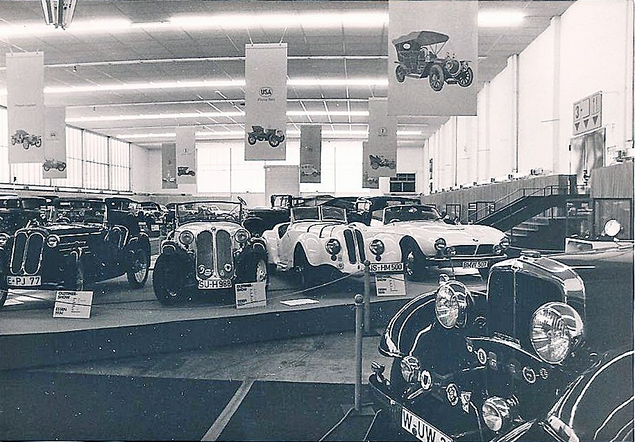 Schwarz Weiss Foto von vier BMW Sportwagen