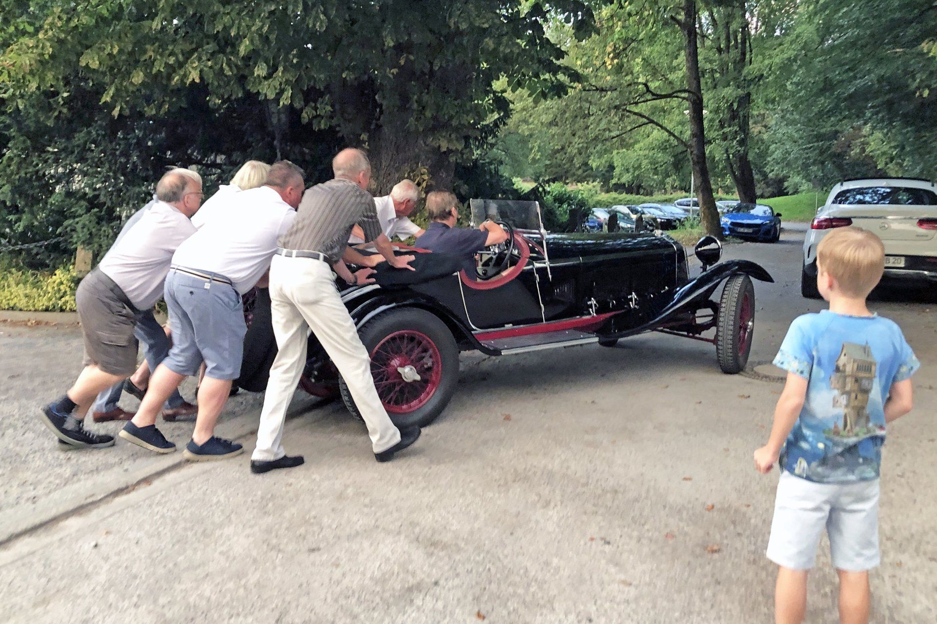 Der Alfa Romeo Sportwagen Klassiker wird angeschoben