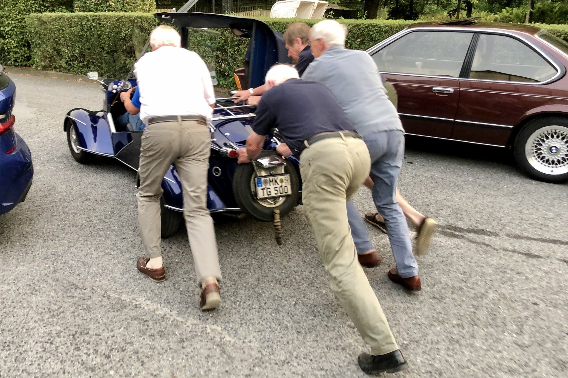 Der Messerschmitt Kabinenroller wird angeschoben