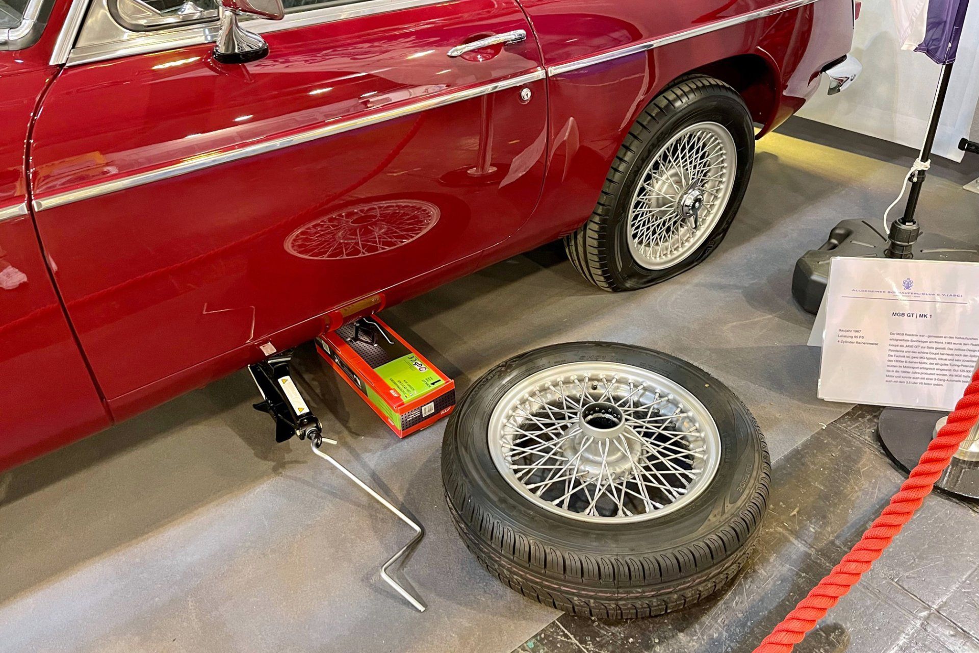 Reifenwechsel auf dem ASC Messestand Techno Classica