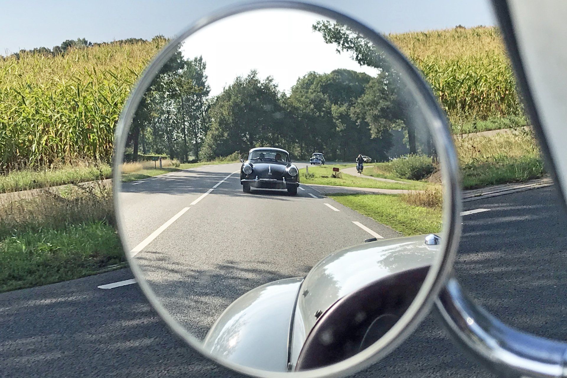 Im Rückspiegel ein Porsche 356