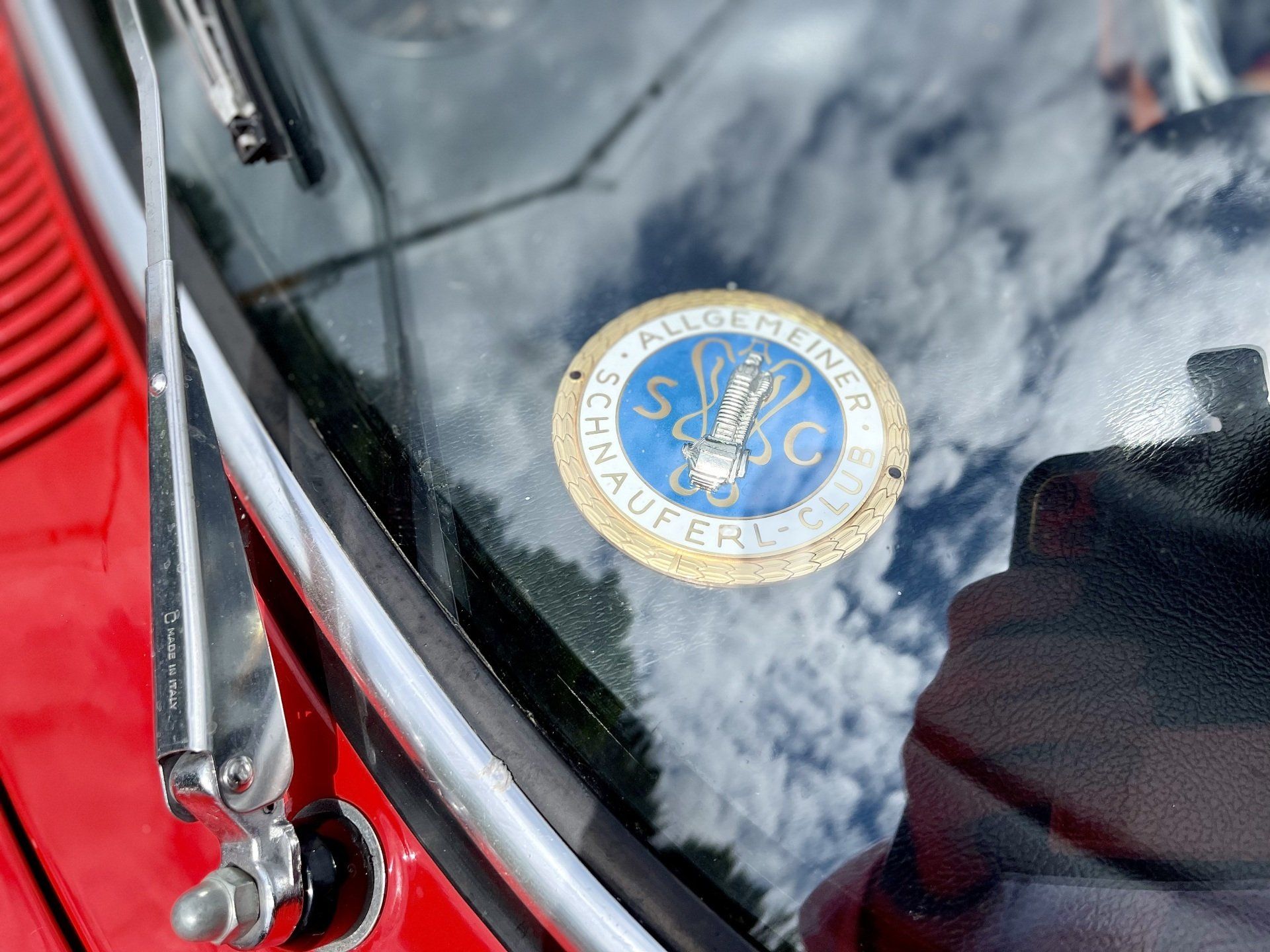 ASC Emblem hinter der Windschutzscheibe