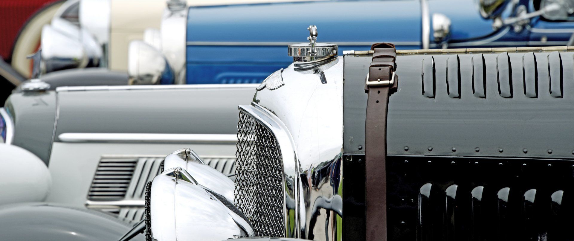 Detailaufnahme von Oldtimer-Fronten