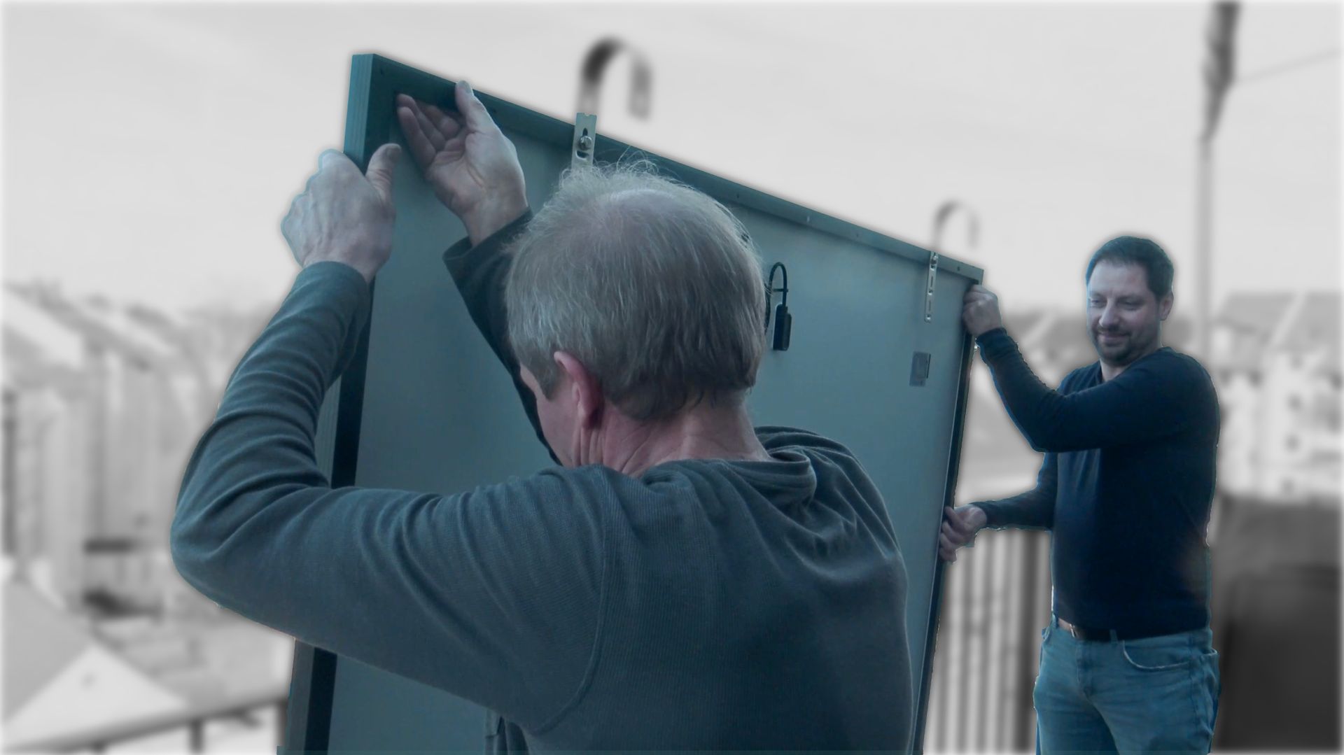 Bild von Aufbau der PV Anlagen an das Geländer des Balkons