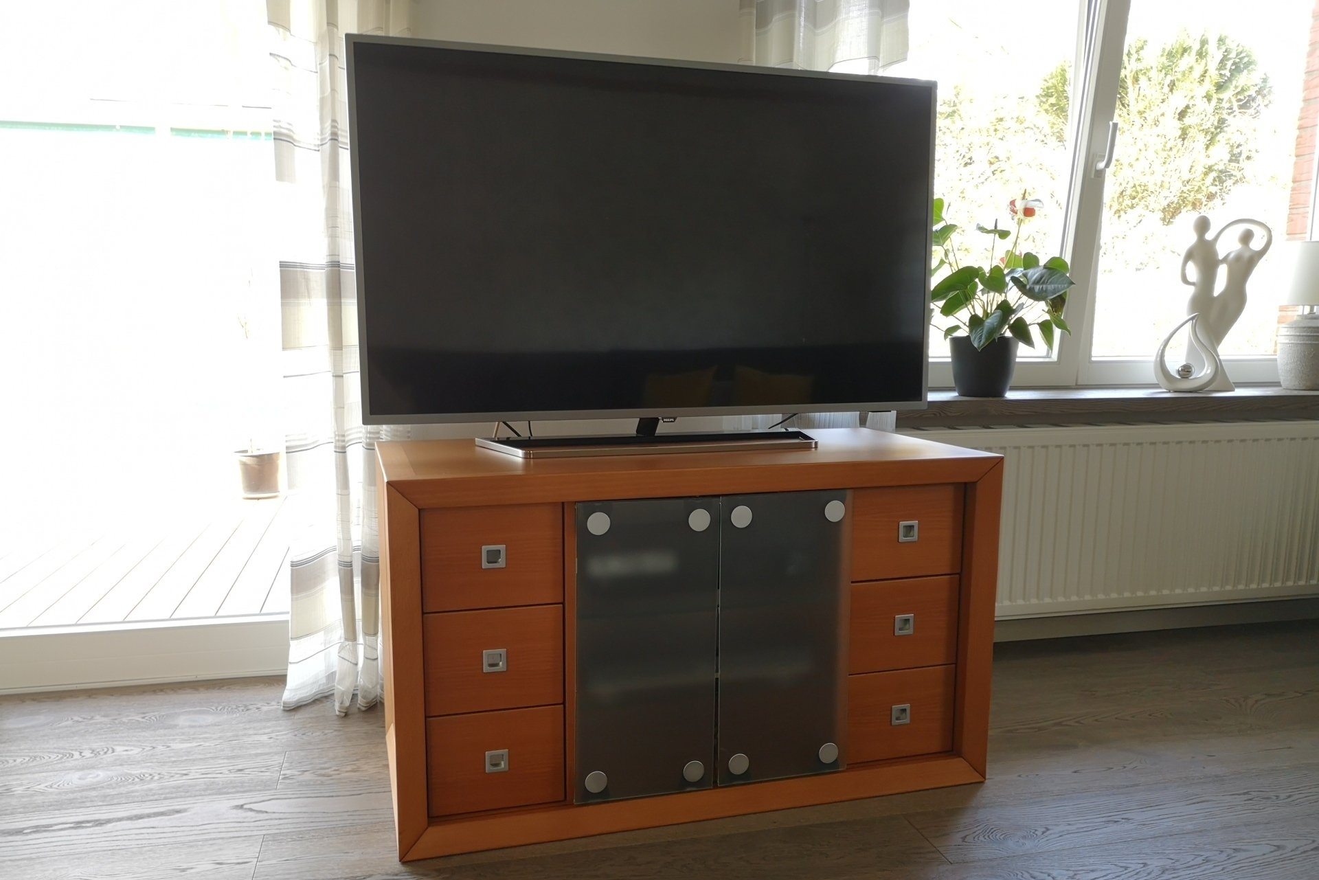 Kirschbaumschrank für den Fernseher mit LED -Lesite und Schiebtüren